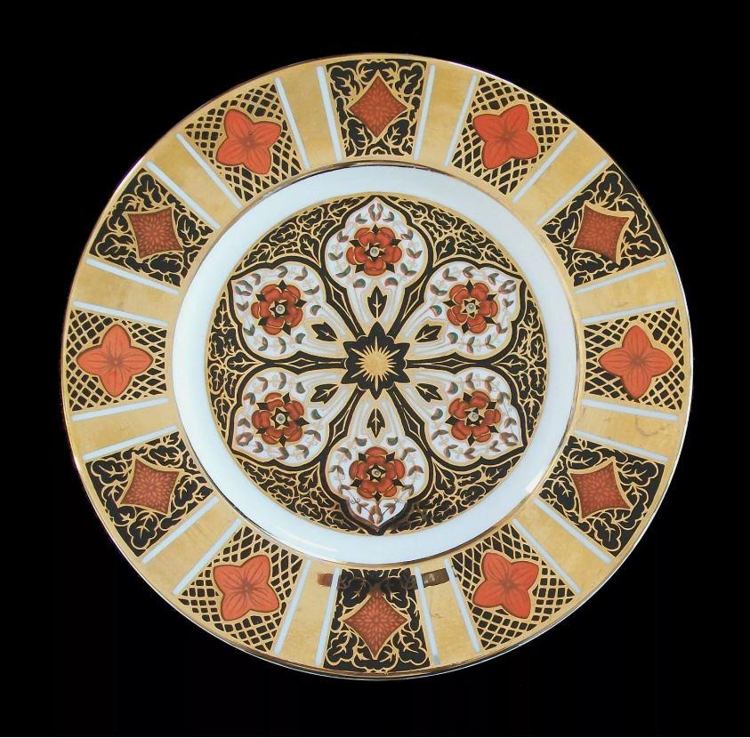BURTONDALE POTTERY - Assiette à dîner vintage en porcelaine de Chine Imari du Derbyshire - décor doré élaboré sur un motif oriental peint à la main en bleu et orange - vieille étiquette d'antiquaire anglais au dos - signée sur la base - K.K. (Burton