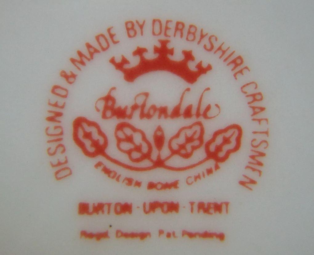 Céramique Poterie BURTONDALE - Assiette à dîner en porcelaine d'os à motif Imari - Royaume-Uni - 20e siècle en vente