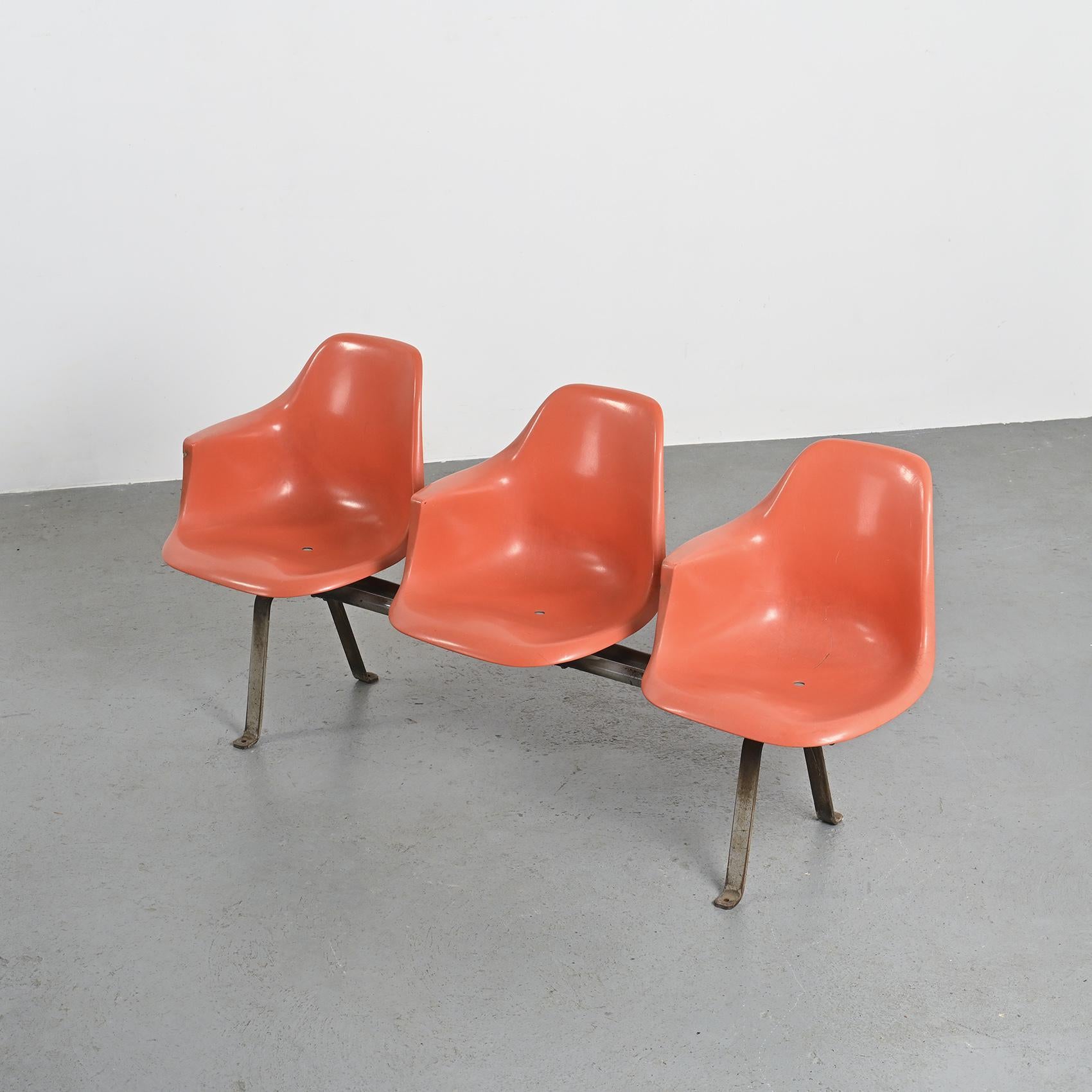Banc d'arrêt de bus conçu par Kiyonori Kikutake et Itsuko Hasegawa dans les années 1960. Ce banc se distingue par son design minimaliste et fonctionnel, emblématique de l'approche japonaise du mobilier public. Il reflète l'engagement du Japon à