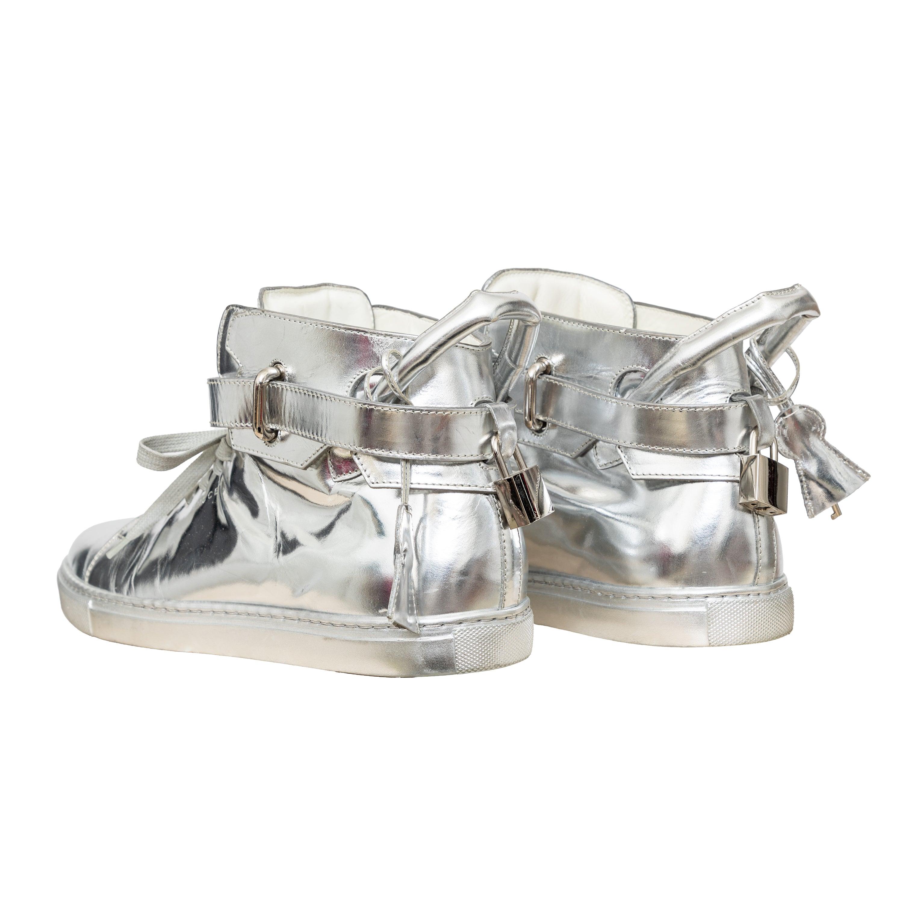 Diese in Italien handgefertigten 100-mm-High-Tops bestehen aus hochwertigem Leder in glattem Metallic-Silber für ein luxuriöses Finish mit einem charakteristischen Fersengriff, Vorhängeschloss und Schlüssel. 
 Maße: Einlegesohle Länge:29.5;Absatz:2