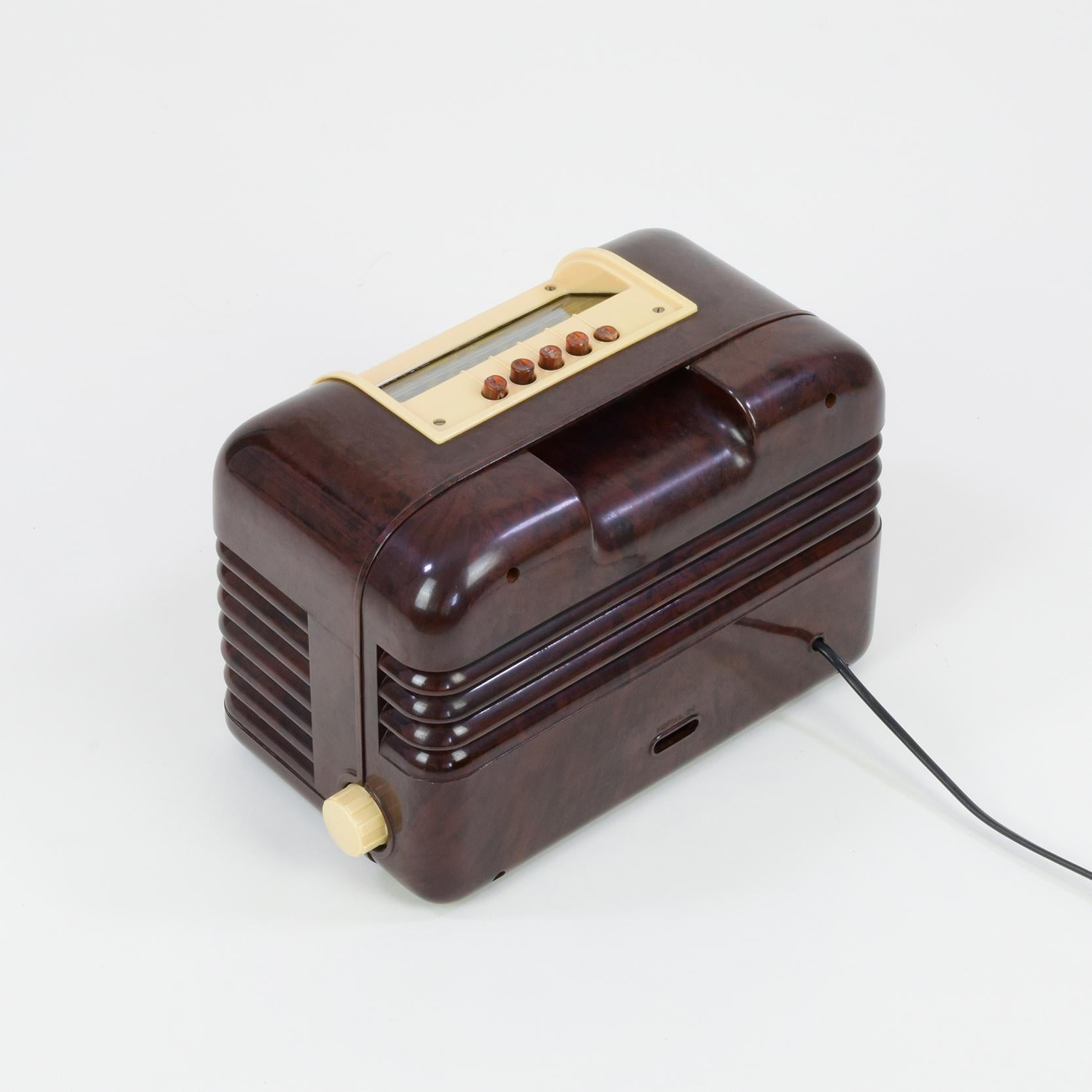 Mid-20th Century Bush DAC10 Valve/Tube Radio, 1950s Bakelite Art Deco Styling, in Working Order