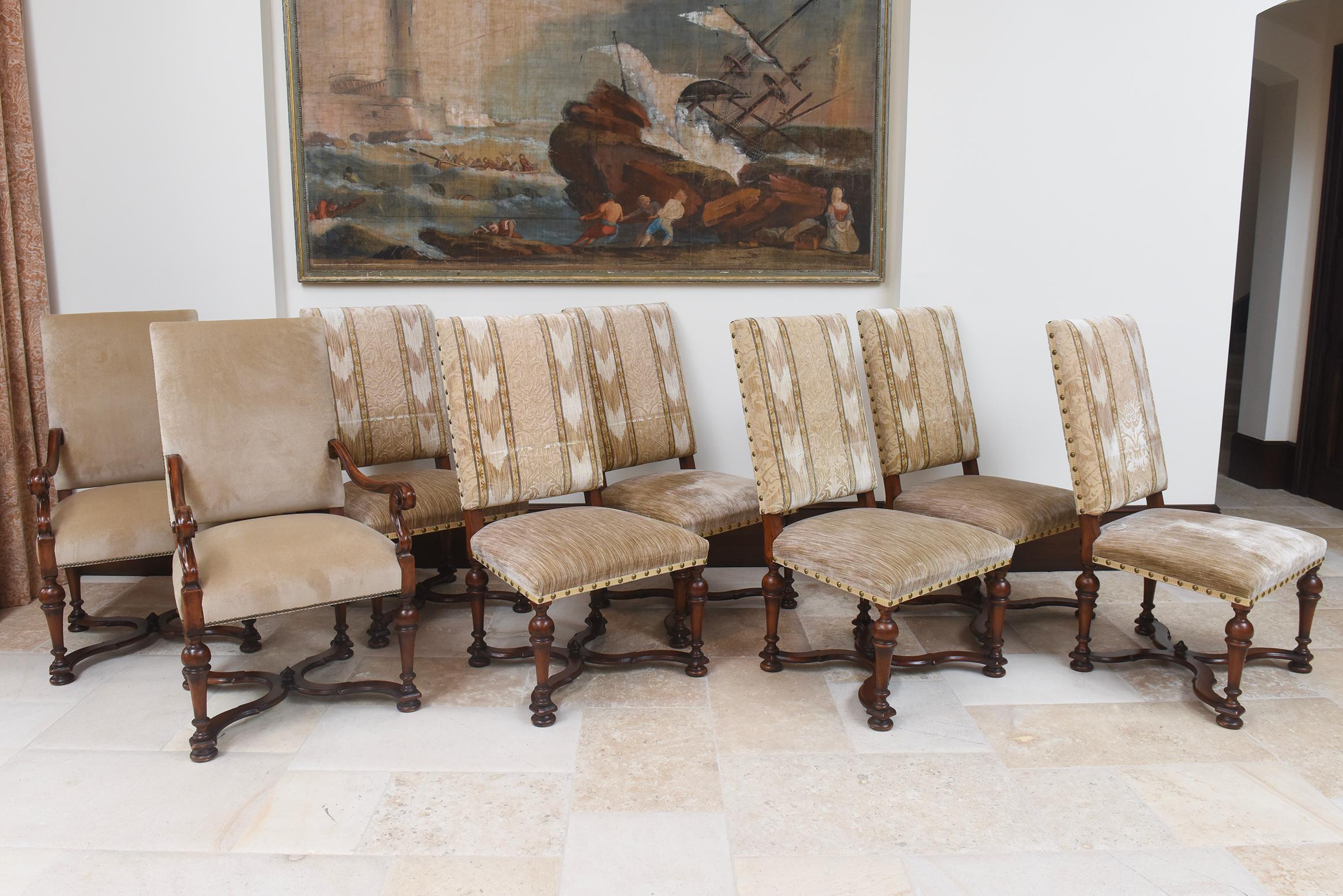 Ce magnifique ensemble de huit fauteuils de salle à manger, conçu et fabriqué par Bussandri au début du XXIe siècle, apporte une élégance intemporelle à toute salle à manger. Chaque chaise est sculptée à la main et présente un dossier rectangulaire