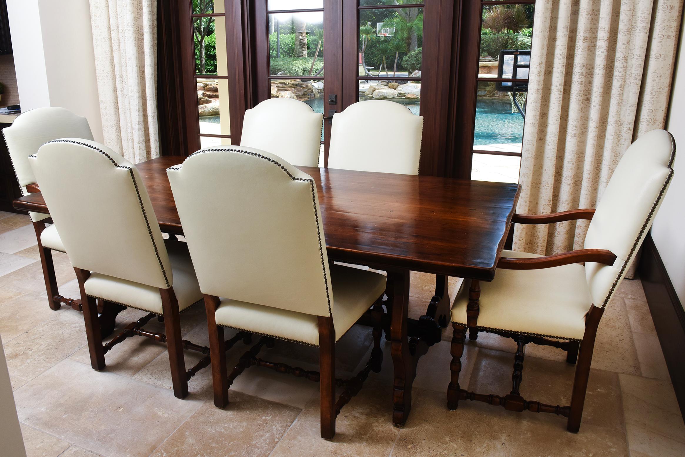 Questo splendido set di sei sedie da pranzo, progettato e realizzato da Bussandri all'inizio del XXI secolo, conferisce un'eleganza senza tempo a qualsiasi sala da pranzo. Il set comprende quattro sedie laterali e due poltrone, tutte rivestite in