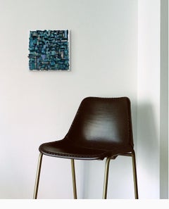 Nooks and Crannies, pittura astratta scultorea di colore blu e verde, 13 x 13 pollici.