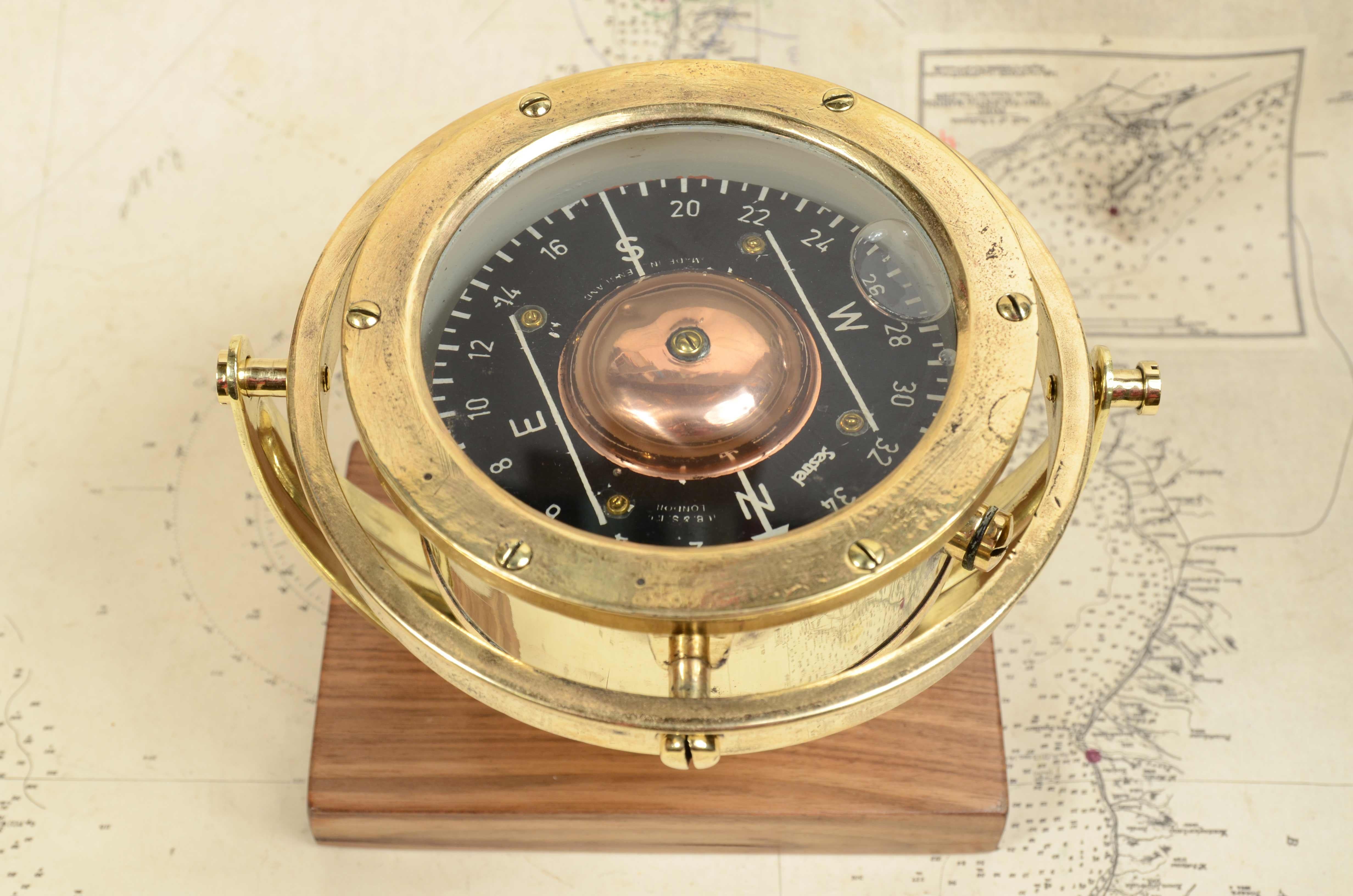 Luftfahrtkompass signiert Henry Browne & Son Ltd Sestrel 1930er Jahre, Nr. C 8928 Messing und Glas, montiert auf einer maßgefertigten Platte aus Nussbaum und Messing. Sehr guter, voll funktionsfähiger Zustand. Zirkeldurchmesser cm 13.5 - 5.6 inch,