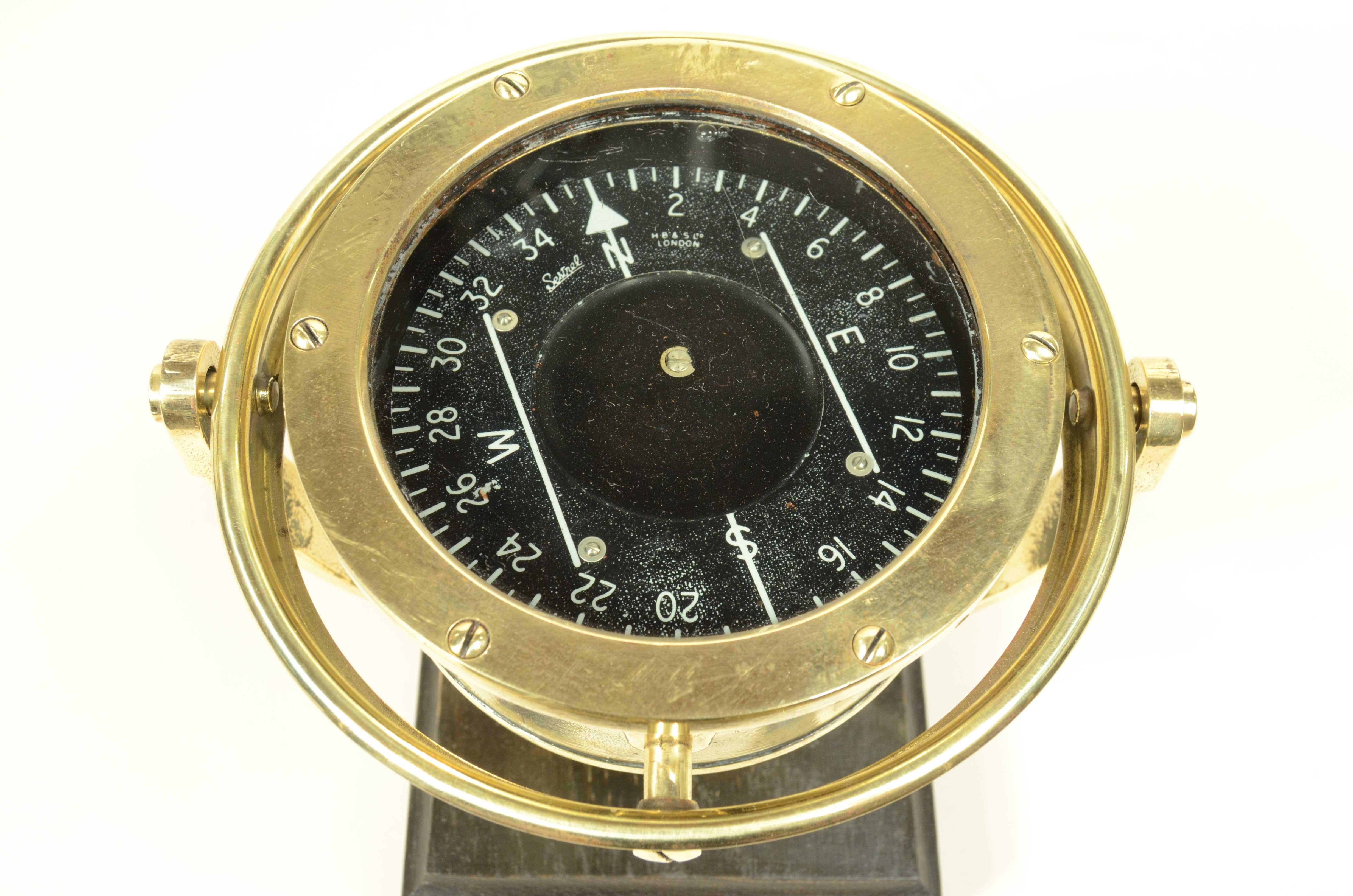 Bussola aeronautica firmata Sestrel  H B & S London made in England degli anni trenta, in ottone e vetro, montata su tavola di legno ebanizzato realizzata su misura.
Buono stato.
Misure cm 19x16 – 7.5x6.2.
L'ultima foto è la confezione regalo.
La