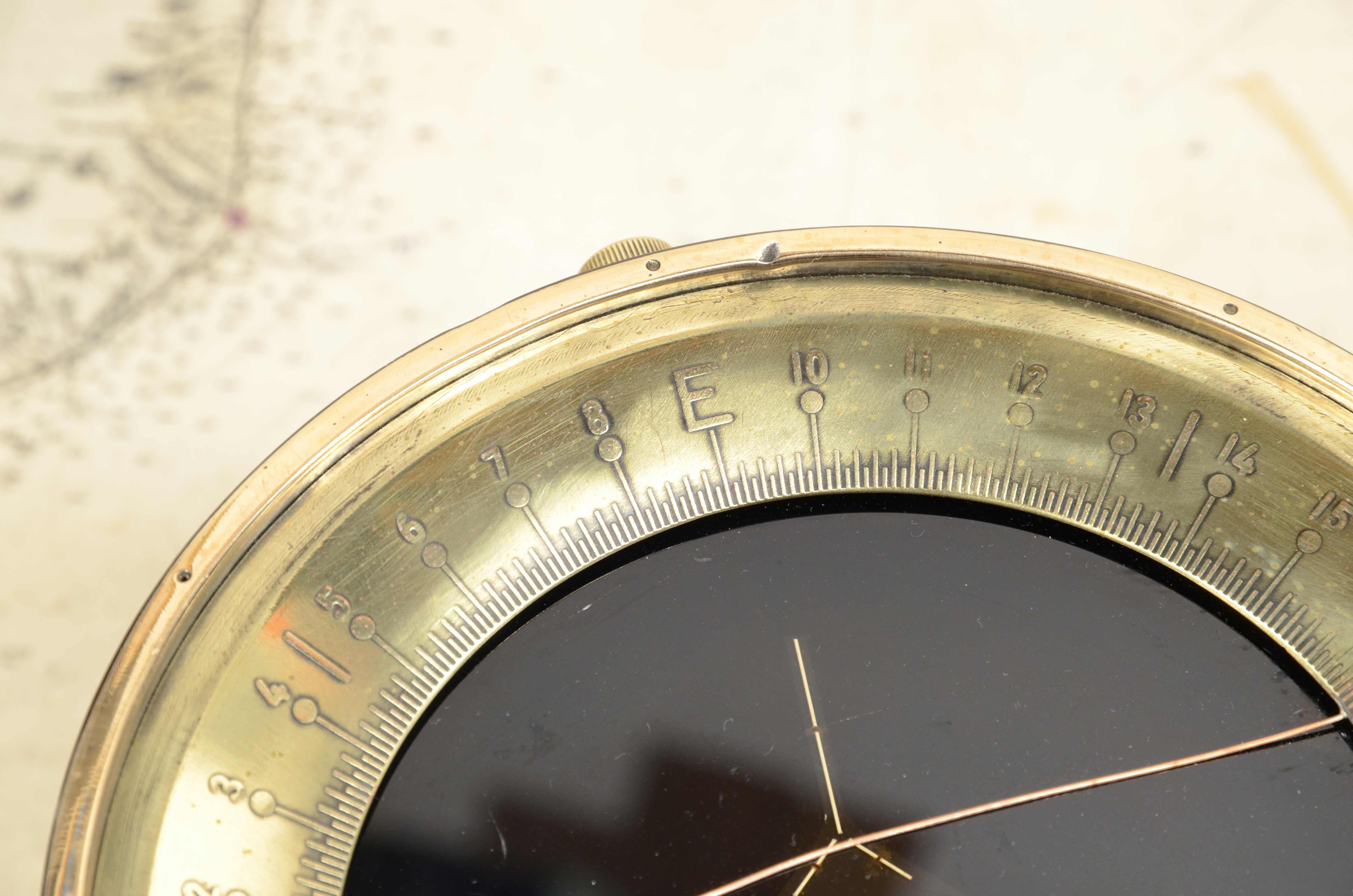 Brass and aluminum aviation compass complete with azimuth circle 1940 U.S.A In Good Condition For Sale In Milan, IT