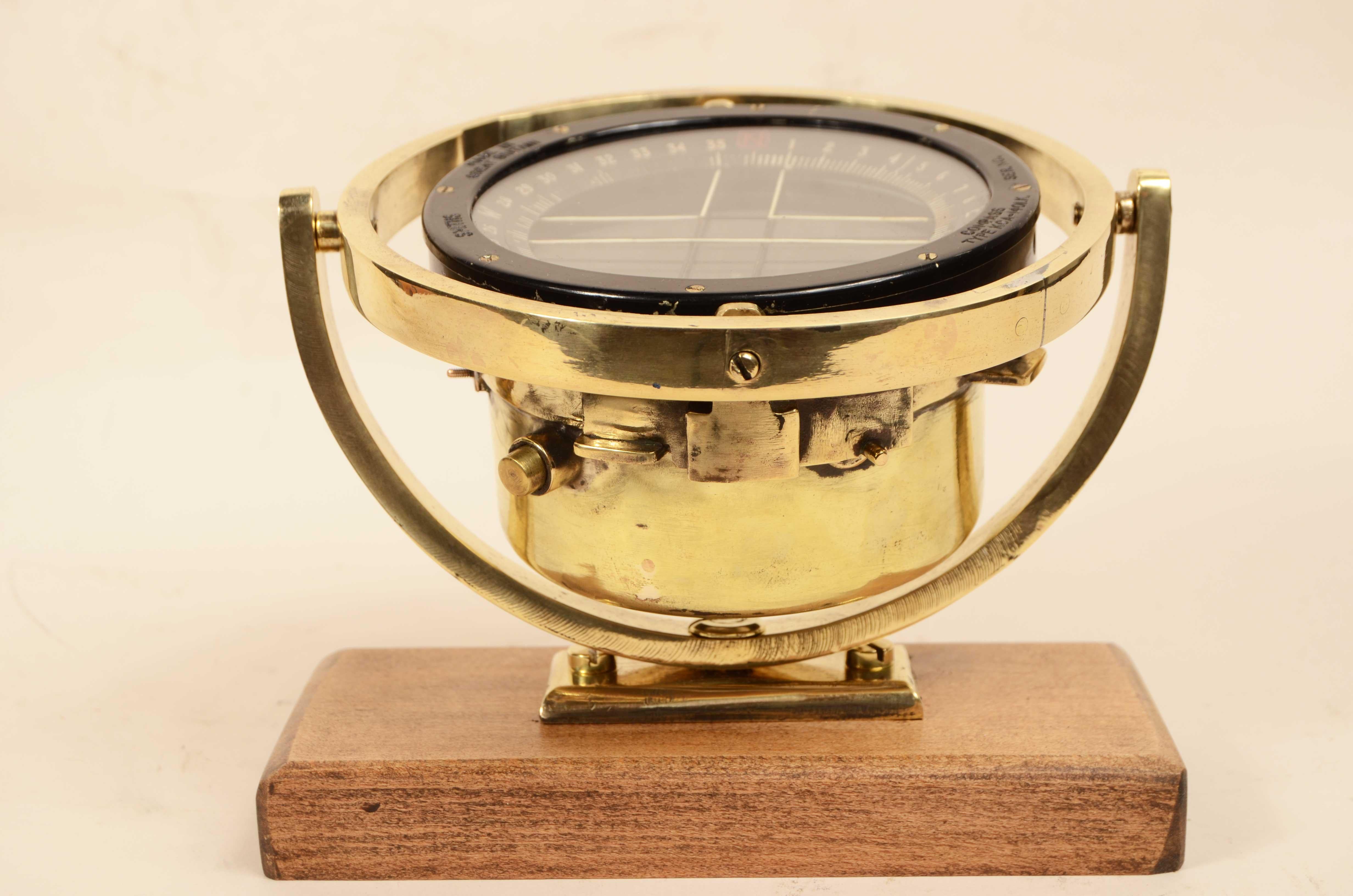 British aviation brass glass and Bakelite compass signed SMITHS of 1940 For Sale 6