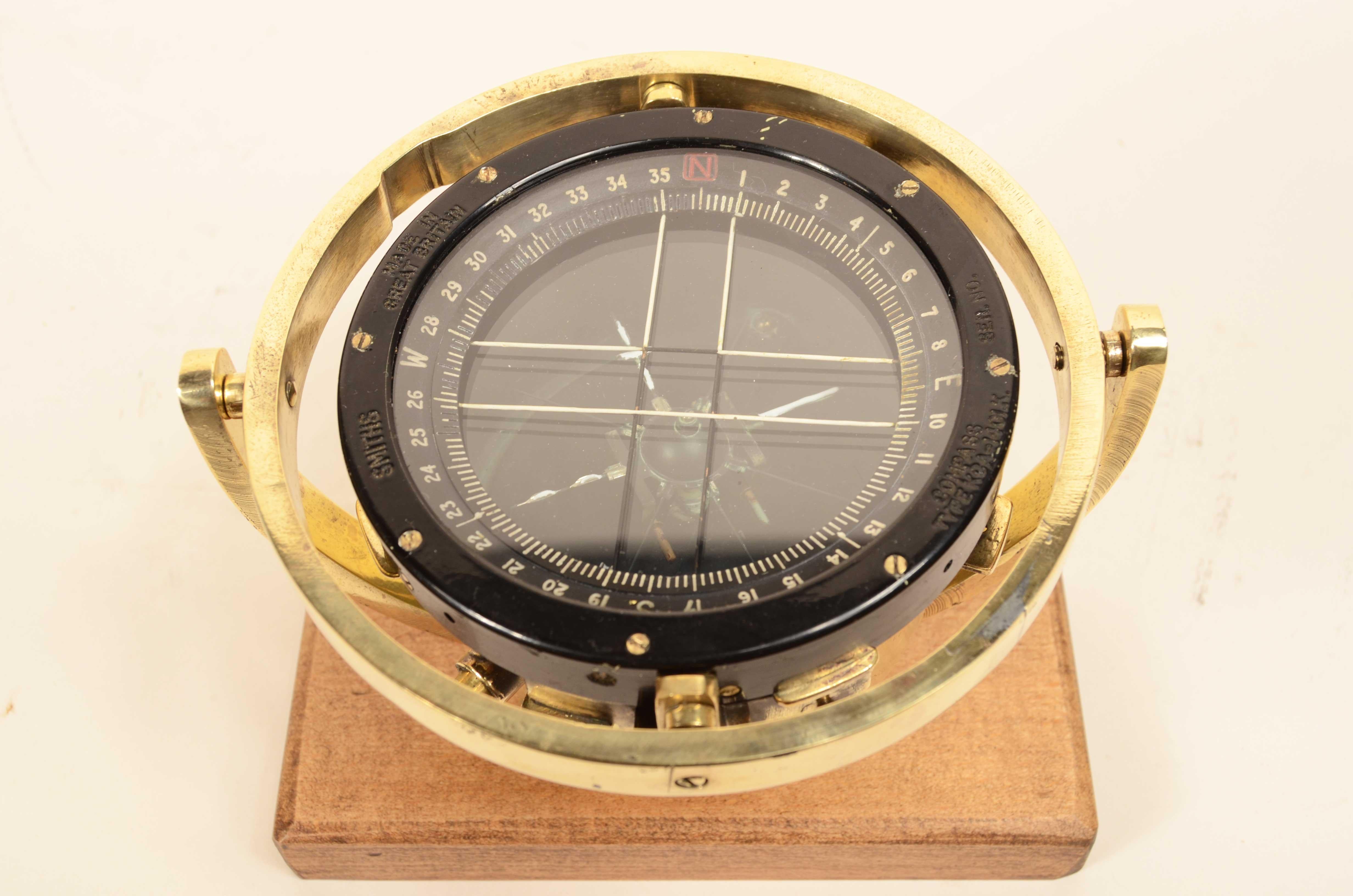 Mid-20th Century British aviation brass glass and Bakelite compass signed SMITHS of 1940 For Sale