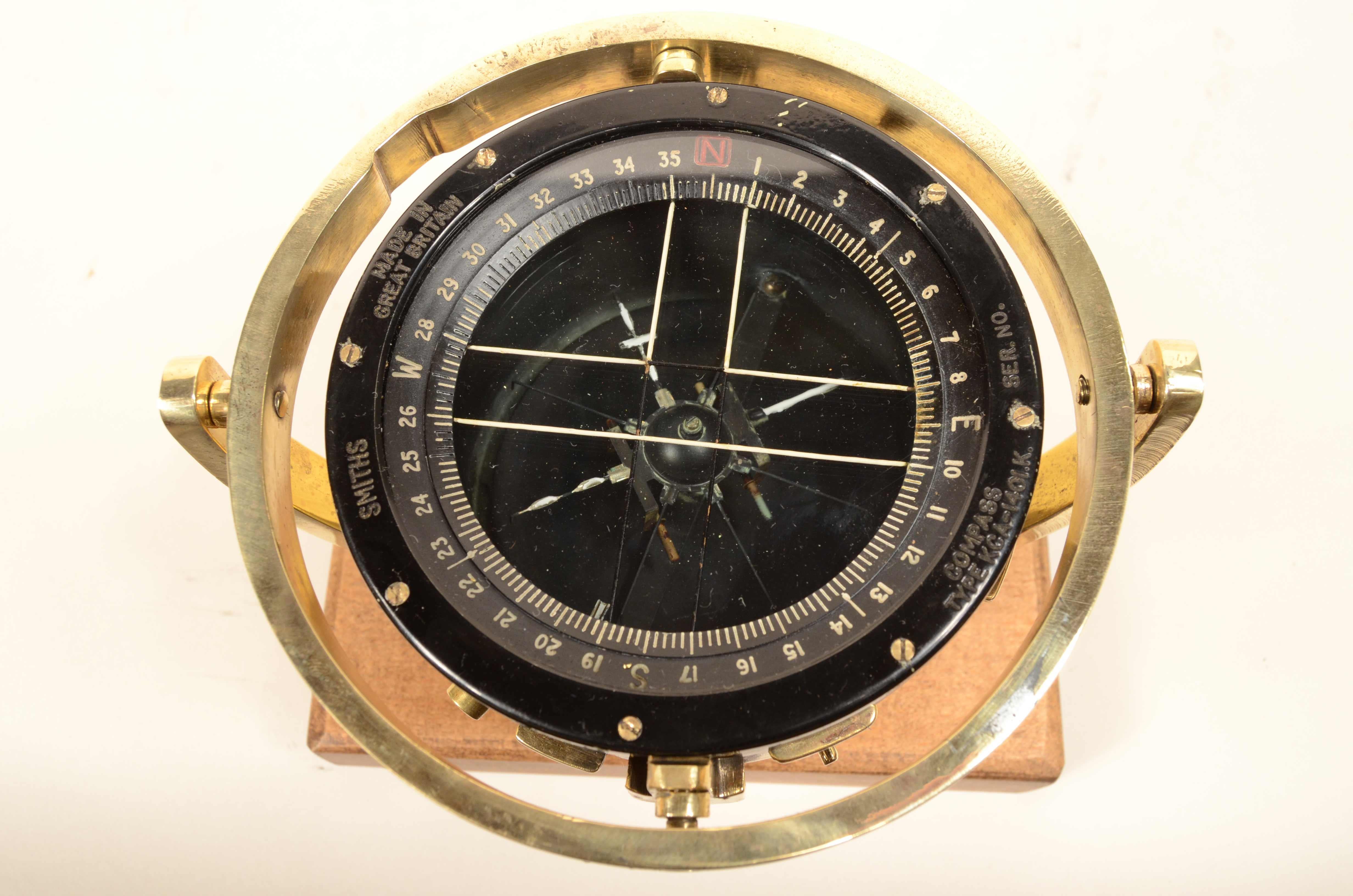 Brass British aviation brass glass and Bakelite compass signed SMITHS of 1940 For Sale