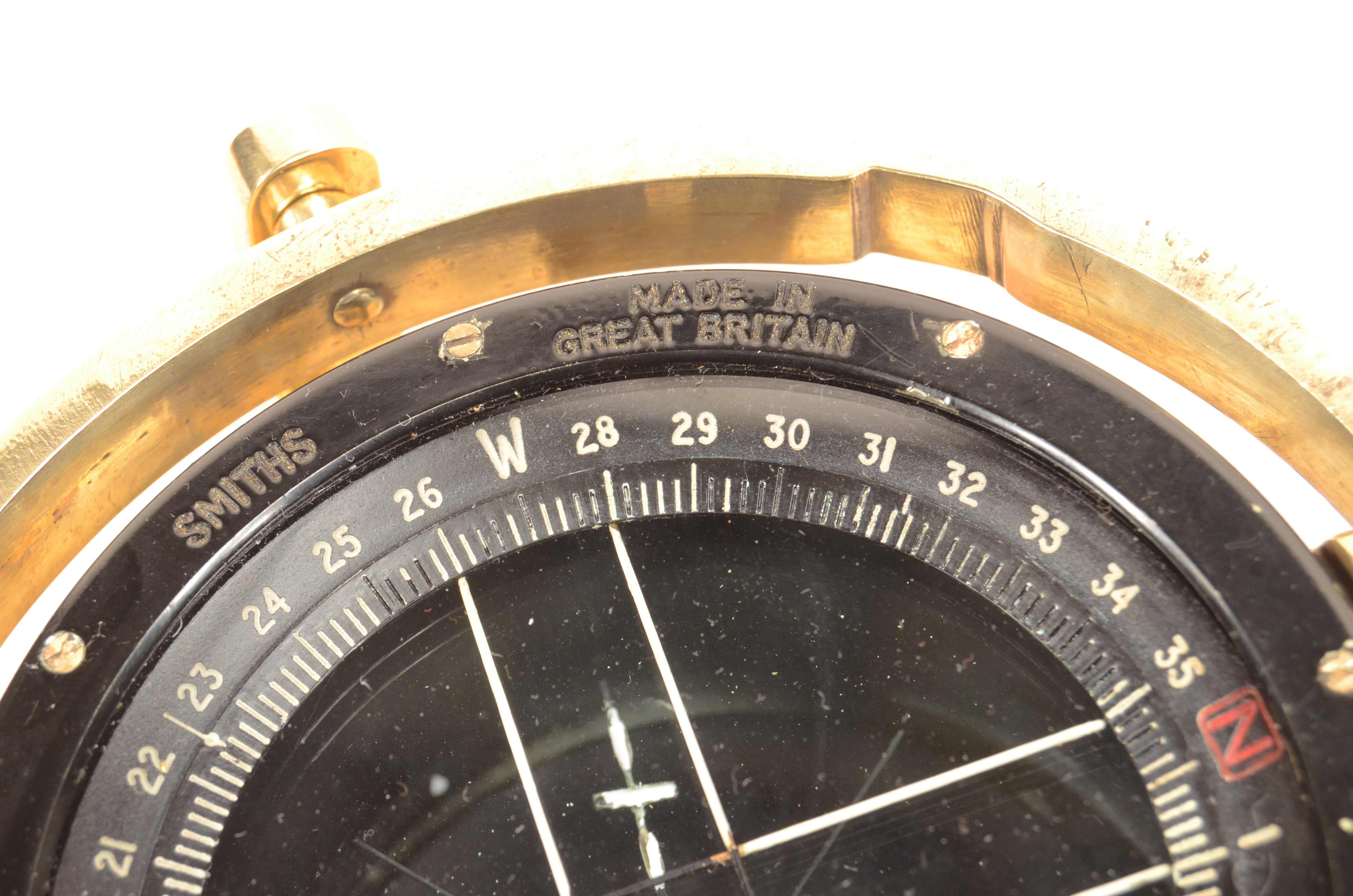 British aviation brass glass and Bakelite compass signed SMITHS of 1940 For Sale 1