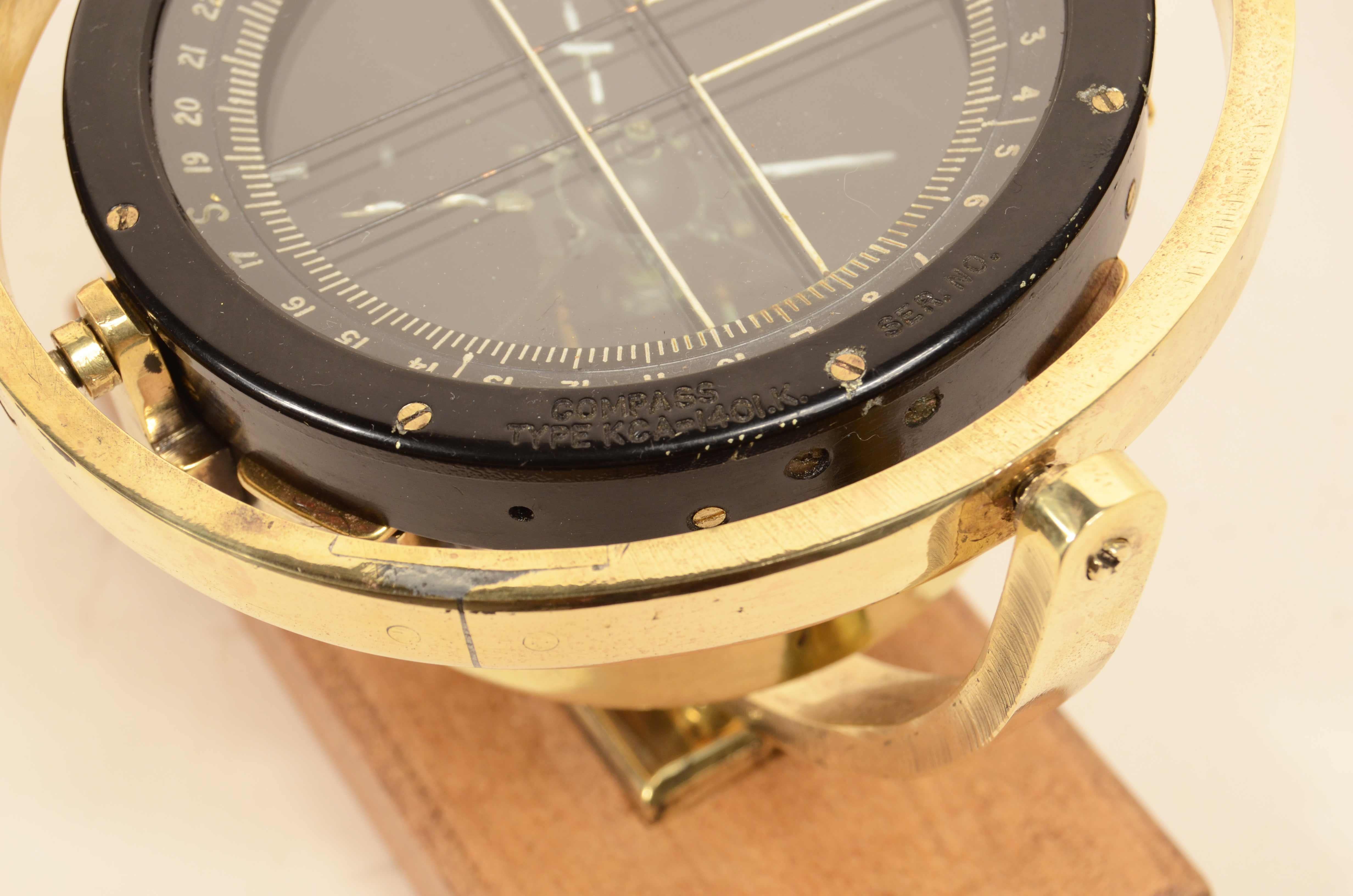 British aviation brass glass and Bakelite compass signed SMITHS of 1940 For Sale 2