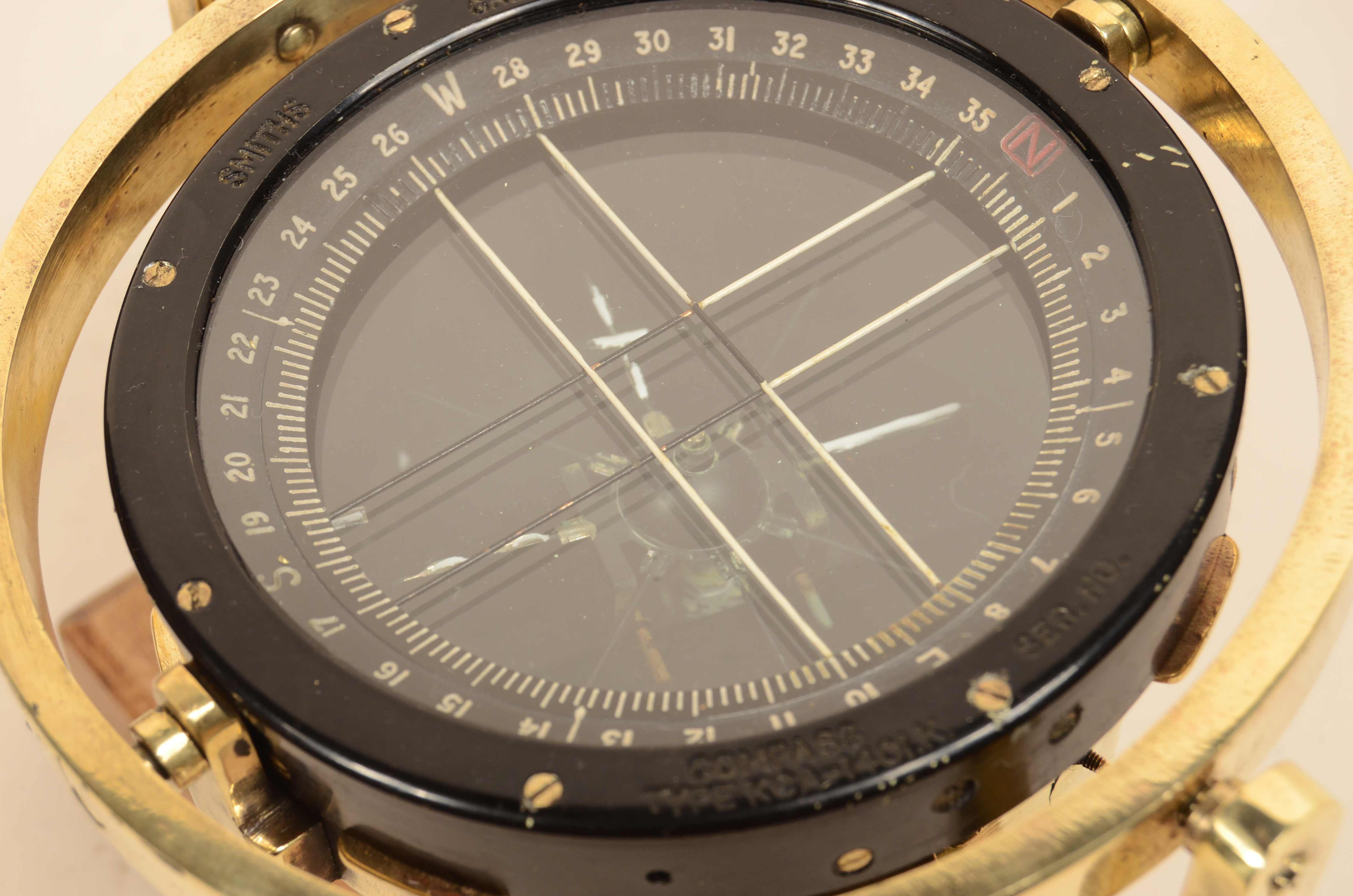 British aviation brass glass and Bakelite compass signed SMITHS of 1940 For Sale 3