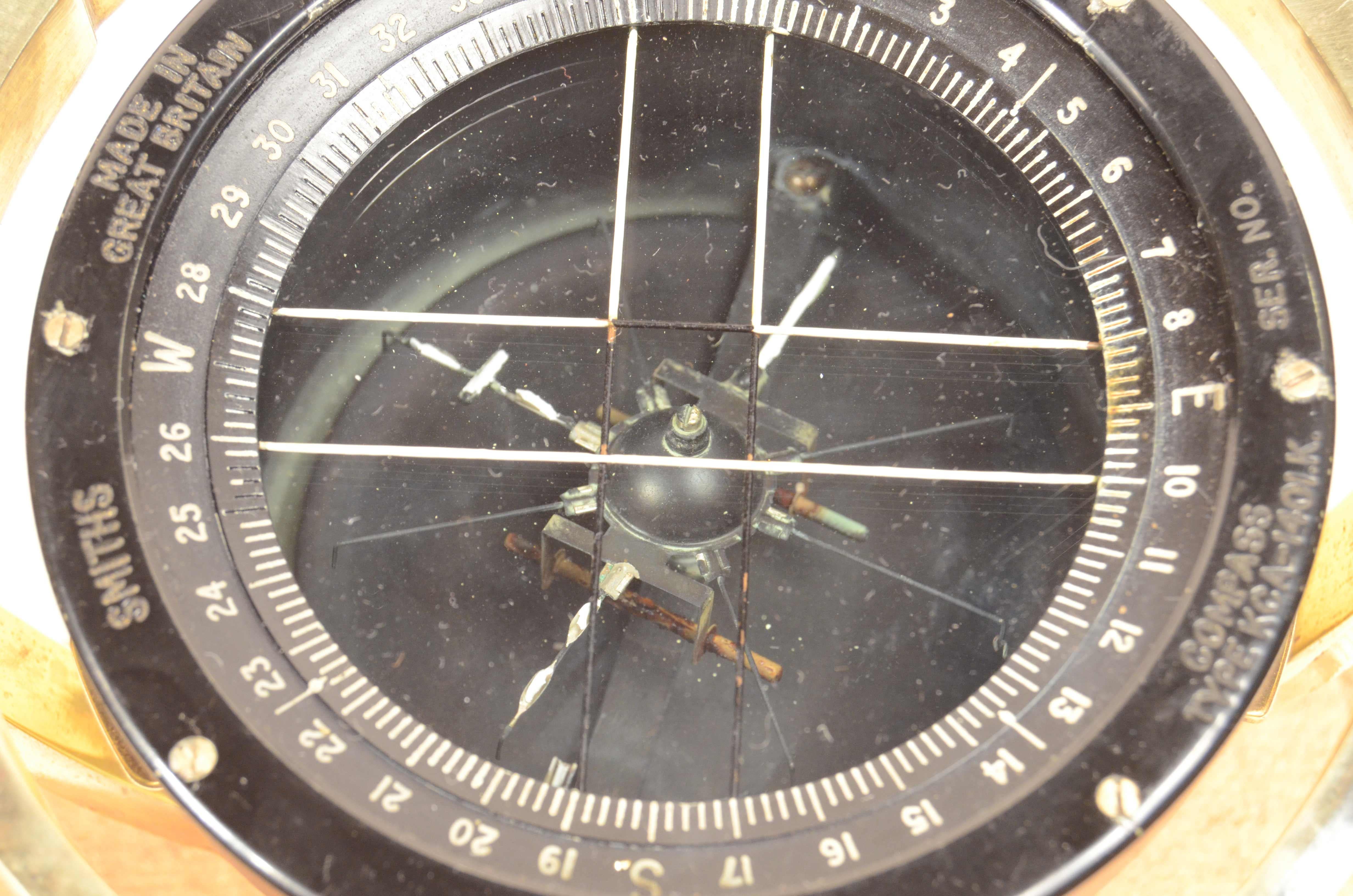 British aviation brass glass and Bakelite compass signed SMITHS of 1940 For Sale 4