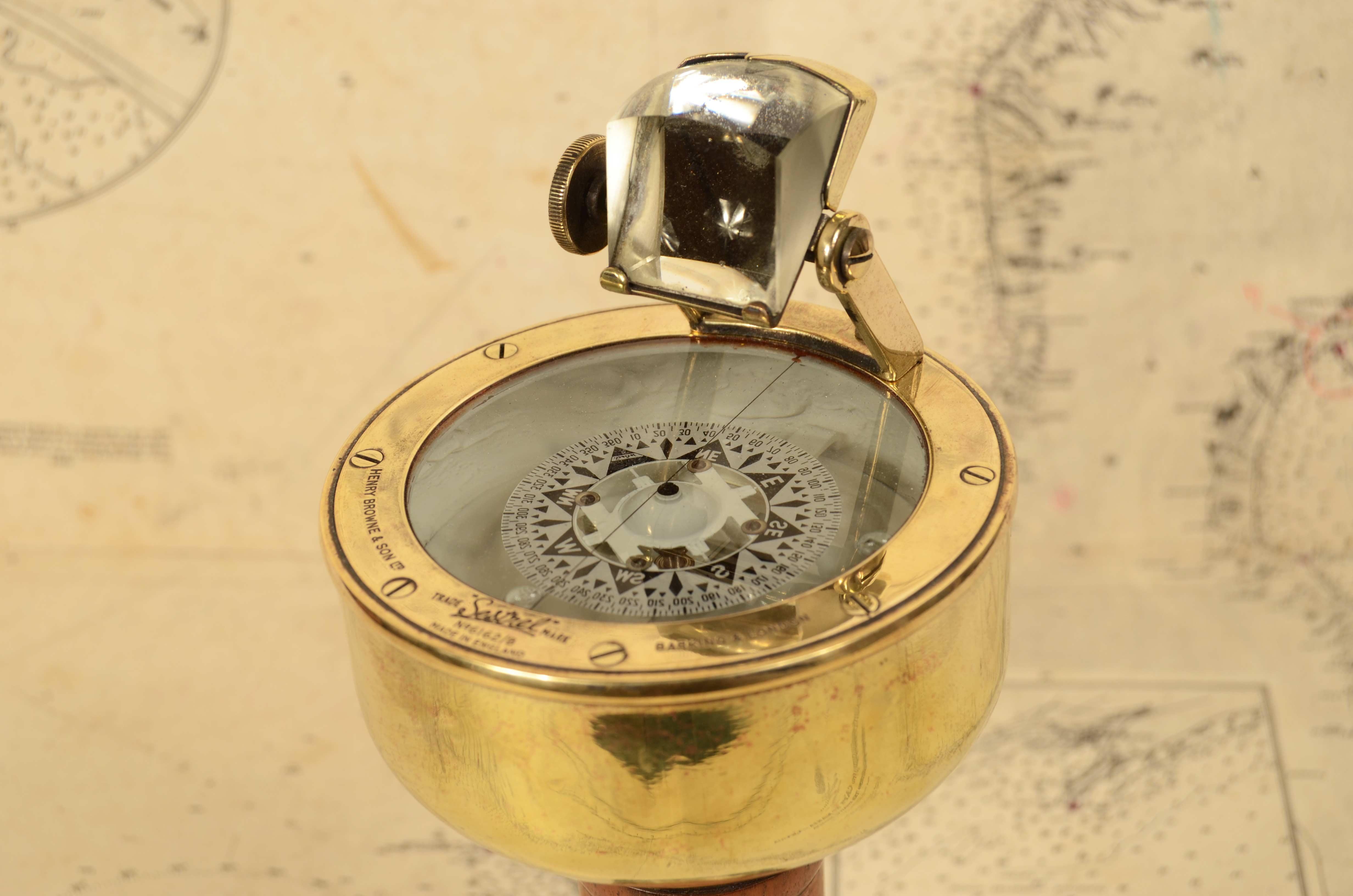 Kompass  durch magnetische Handerkennung, signiert Henry Browne & Son Ltd   Sestrel Made in England, Nr. 6162/B Barking & London  anfang des 20. Jahrhunderts Höhe 25 cm - Zoll 9,8, Zirkeldurchmesser 10,5 cm - Zoll 4,1. Ausgezeichneter Zustand.