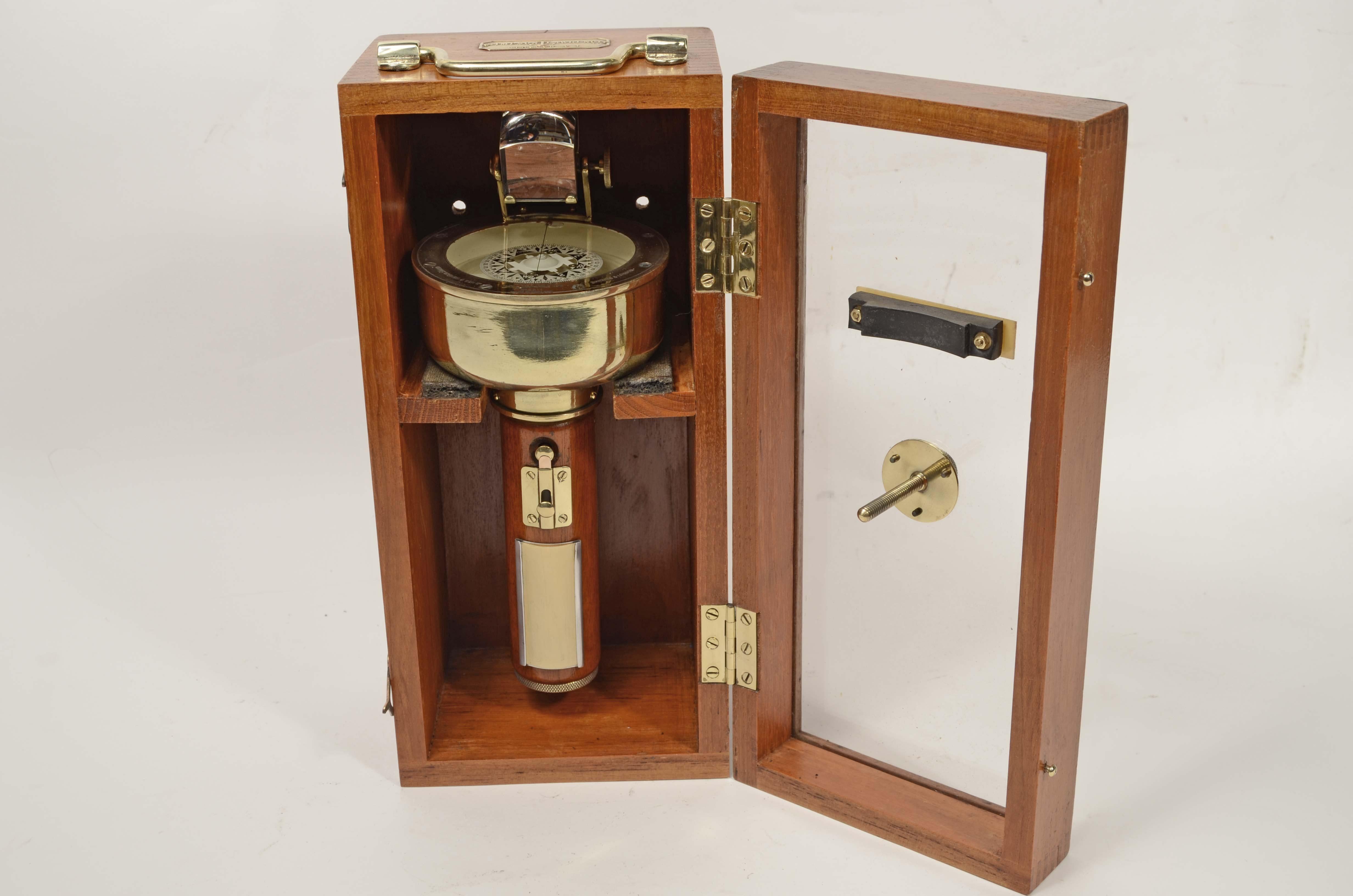 Bussola  da rilevamento magnetico a mano, firmata Henry Browne & Son Ltd   Sestrel n. 2511 Made in England,  Barking & London dei primi del ‘900. 
Alloggiata nella sua scatola originale in legno di mogano con maniglia, cerniere e ganci di chiusura