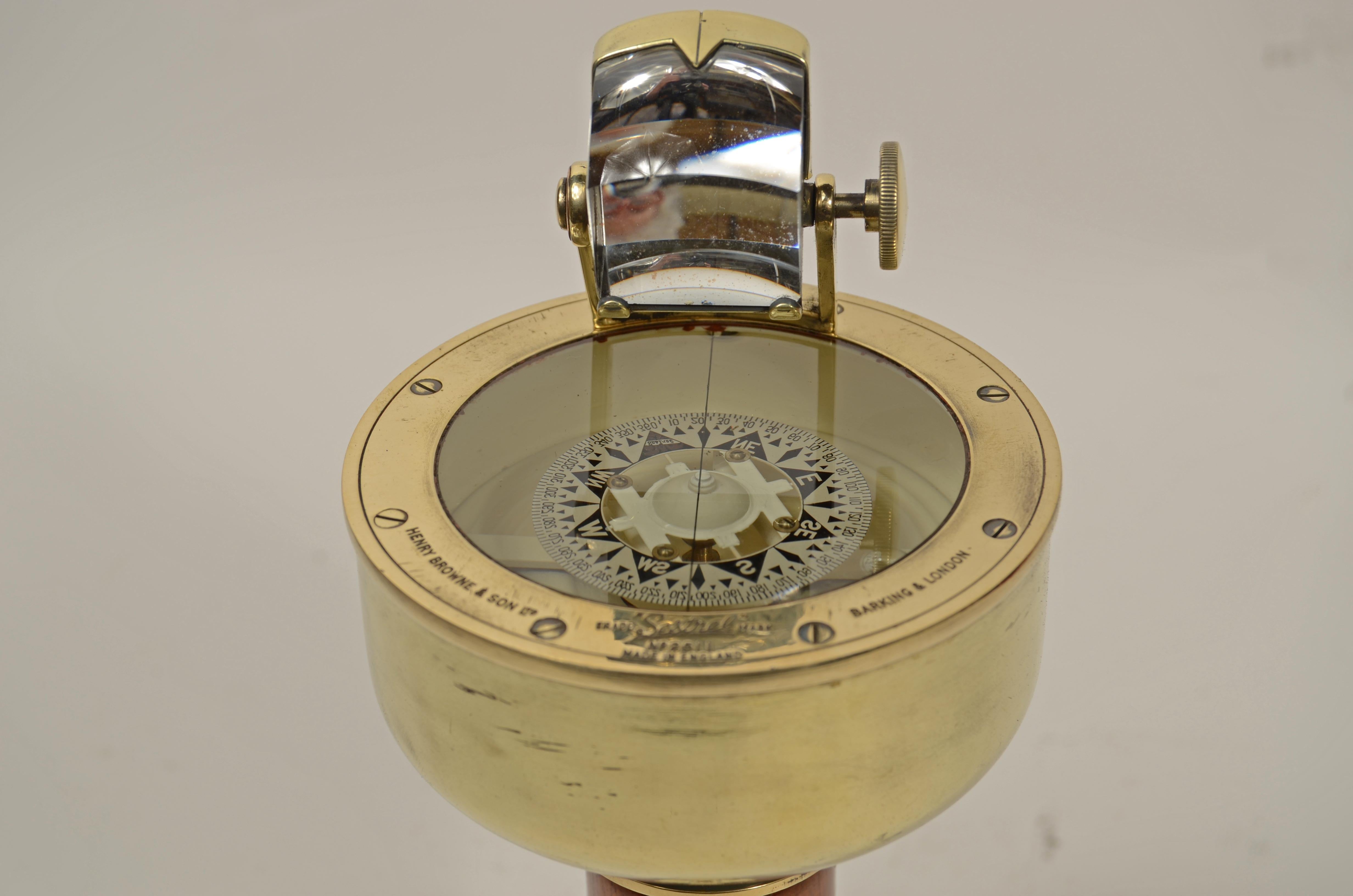 Ottone Bussola da rilevamento magnetico a mano firmata Henry Browne & Son Ltd  Sestrel in vendita