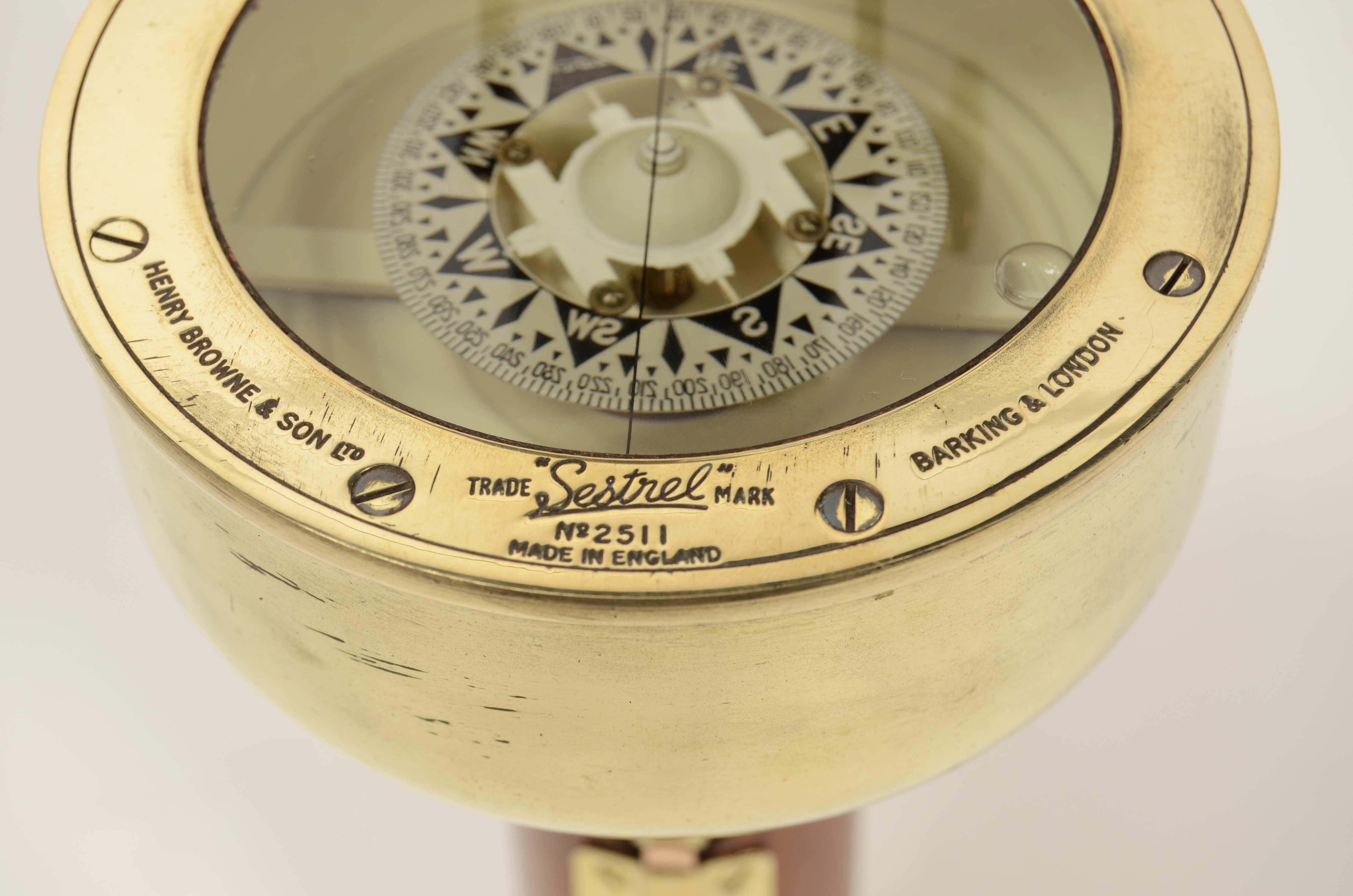 Bussola da rilevamento magnetico a mano firmata Henry Browne & Son Ltd  Sestrel in vendita 3