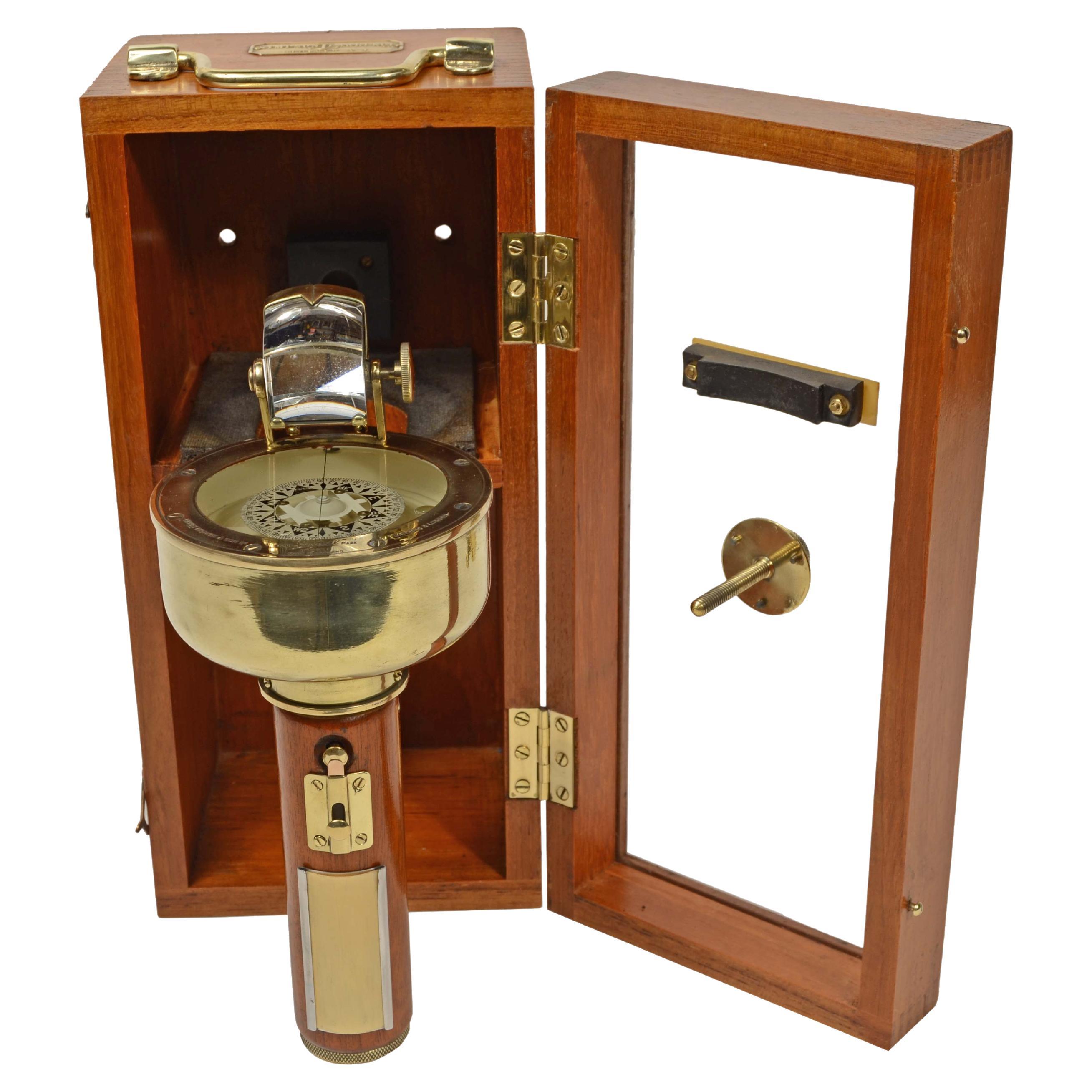 Bussola da rilevamento magnetico a mano firmata Henry Browne & Son Ltd  Sestrel in vendita