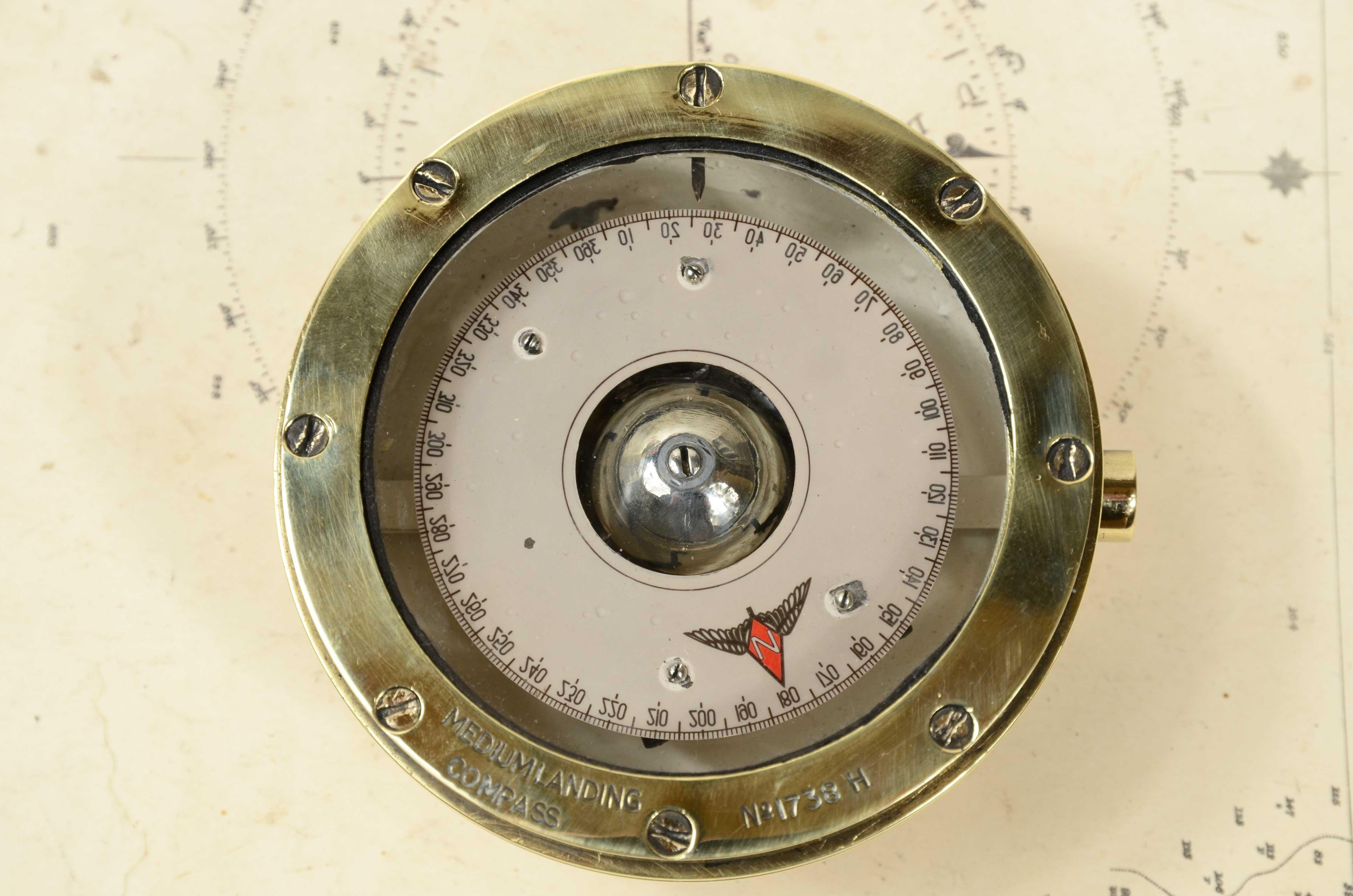 Bussola da rilevamento magnetico, firmata Medium Landing Compass N. 1738 H Inghilterra anni quaranta.  Bei der Rosa der Küken wurde der Stamm der RAF mit Hilfe eines Goniometers dargestellt.  con  le ali che sostengono una freccia rossa raffigurante