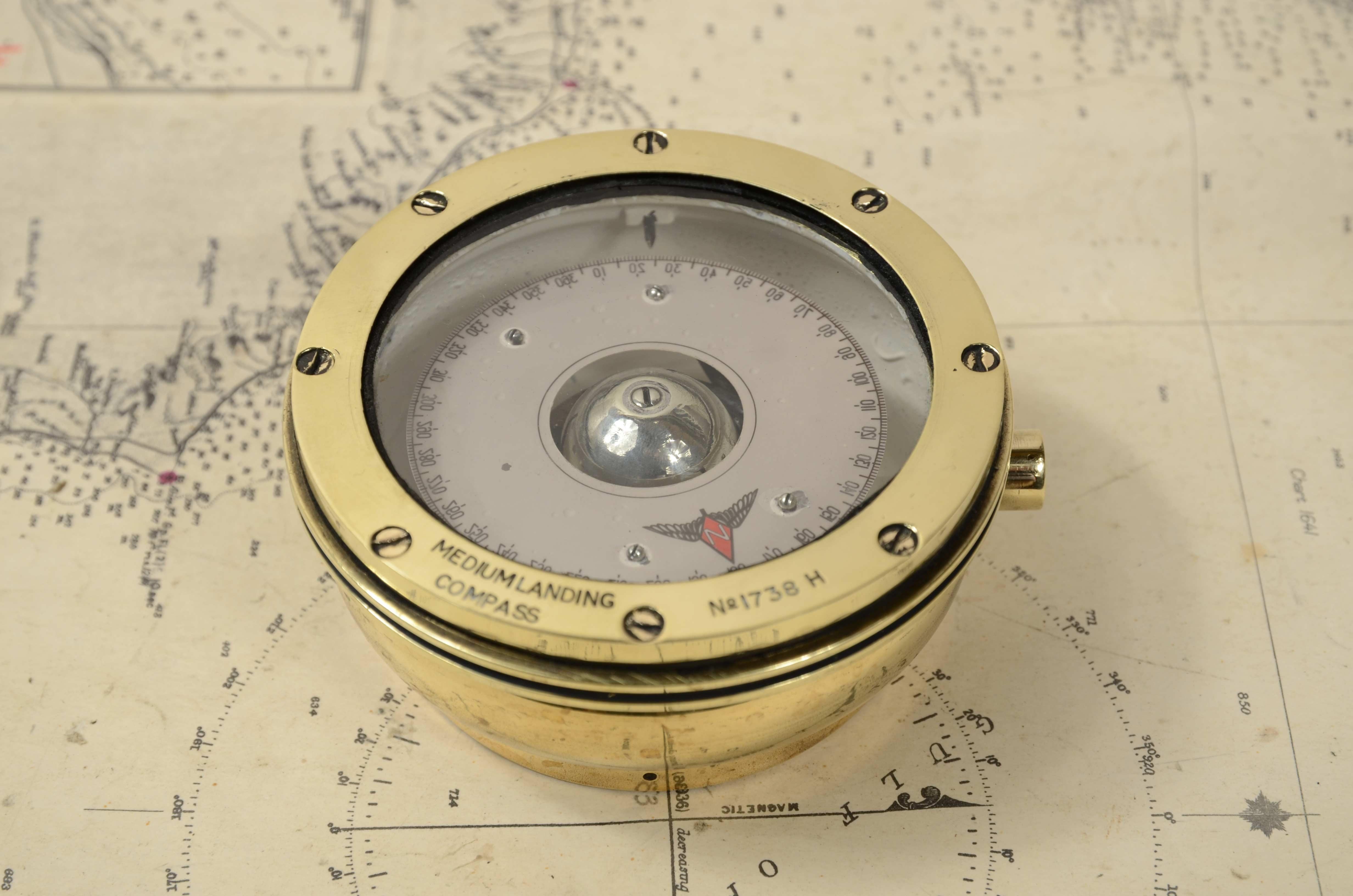 Mid-20th Century Bussola da rilevamento magnetico Medium Landing Compass N 1738 Inghilterra 1940s For Sale