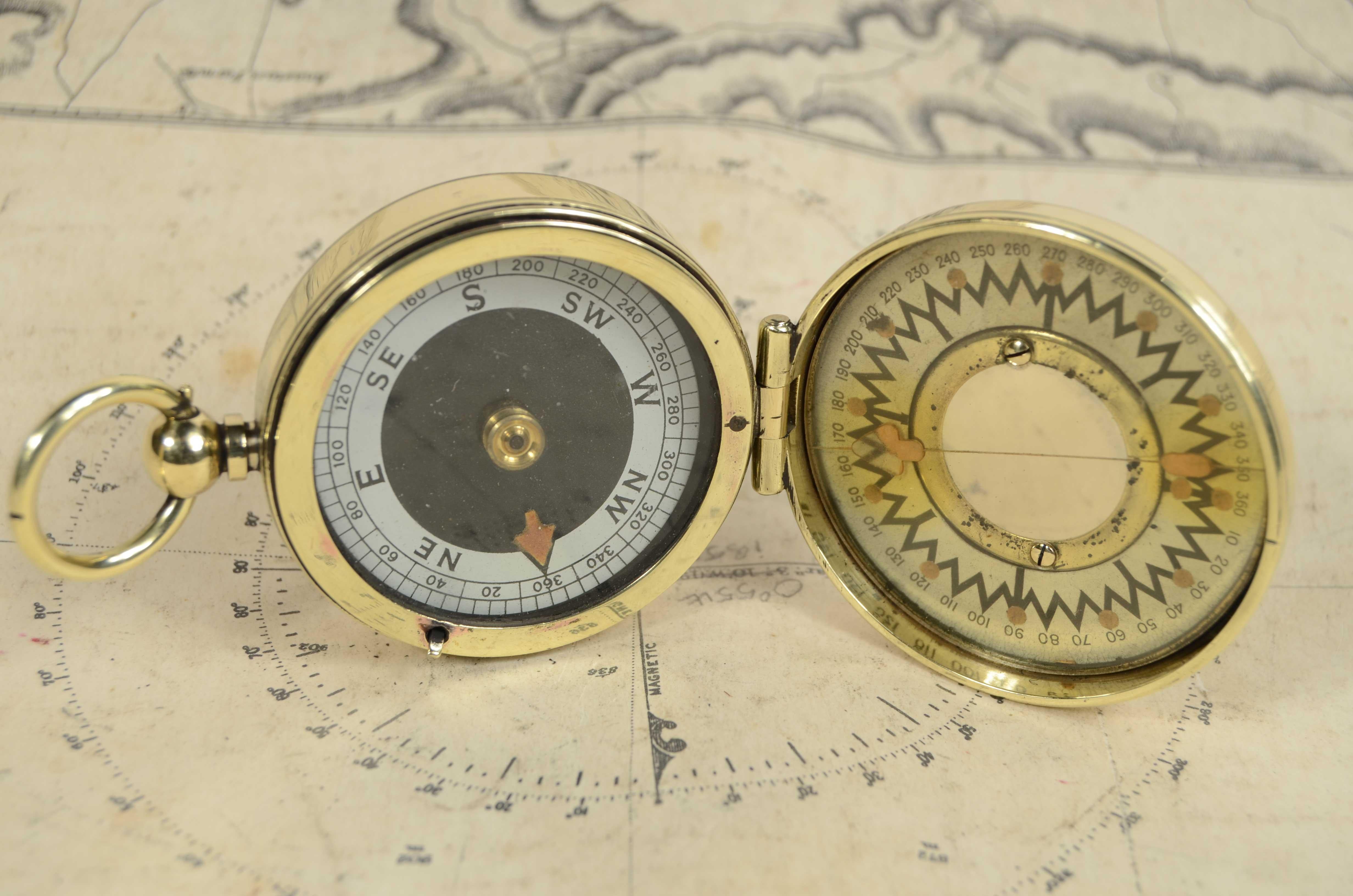Nautischer Vermessungskompass aus Messing um 1920, signiert The Magnapole Patend applied for Short & Mason Makers London; kleiner Kompass, der außerhalb von Magnetfeldern zur Überprüfung des Schiffskurses verwendet wird. 
Der Kompass ist mit einem