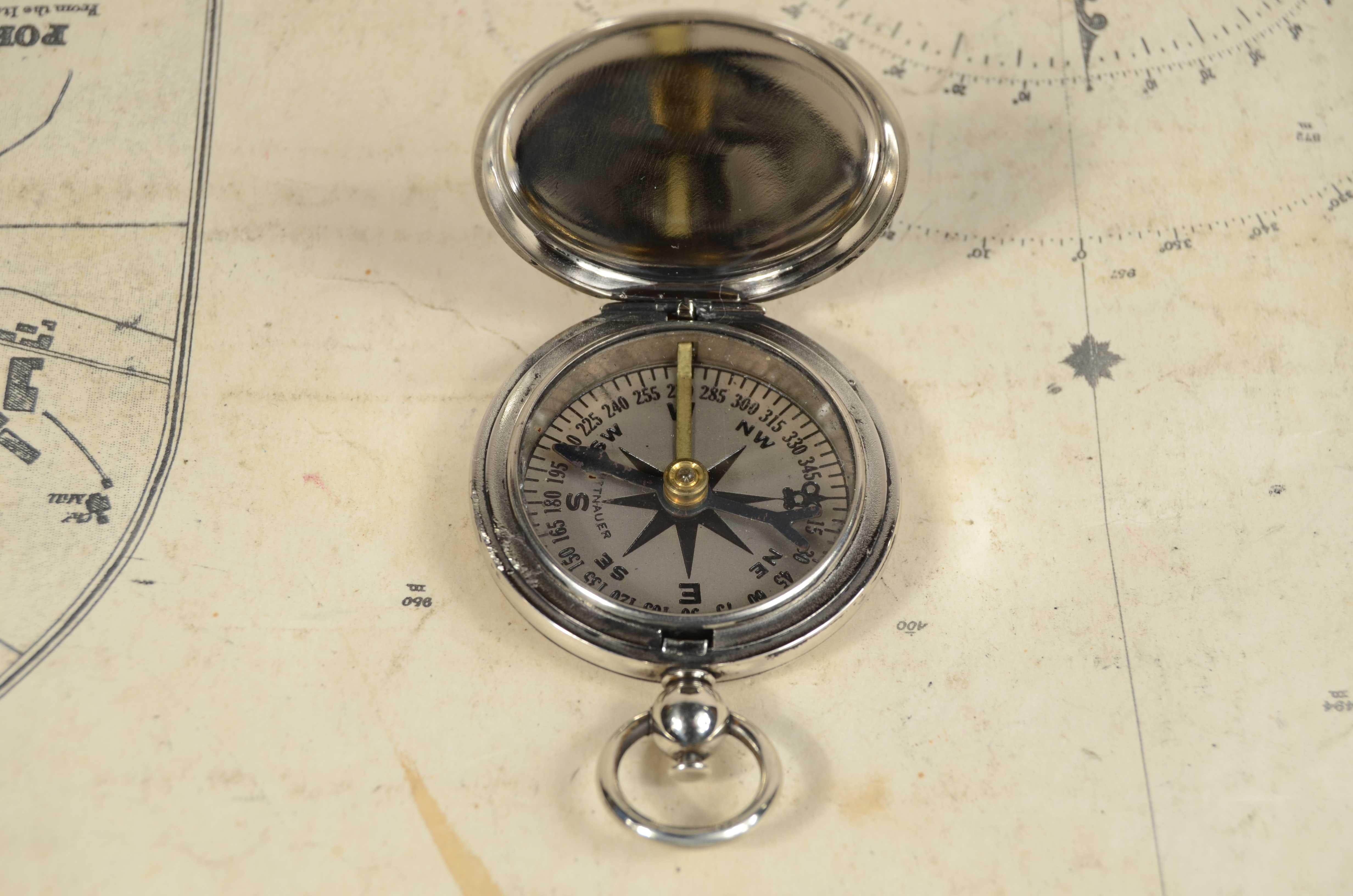U.S. Army World War I Offizierstaschenkompass aus verchromtem Messing in Form einer Zwiebeluhr, signiert WITTNAUER. 
Der Kompass ist mit einem Schnappverschluss mit Entriegelungsknopf im Inneren des Rings ausgestattet. 
Acht-zwanzig stieg. 
Sehr