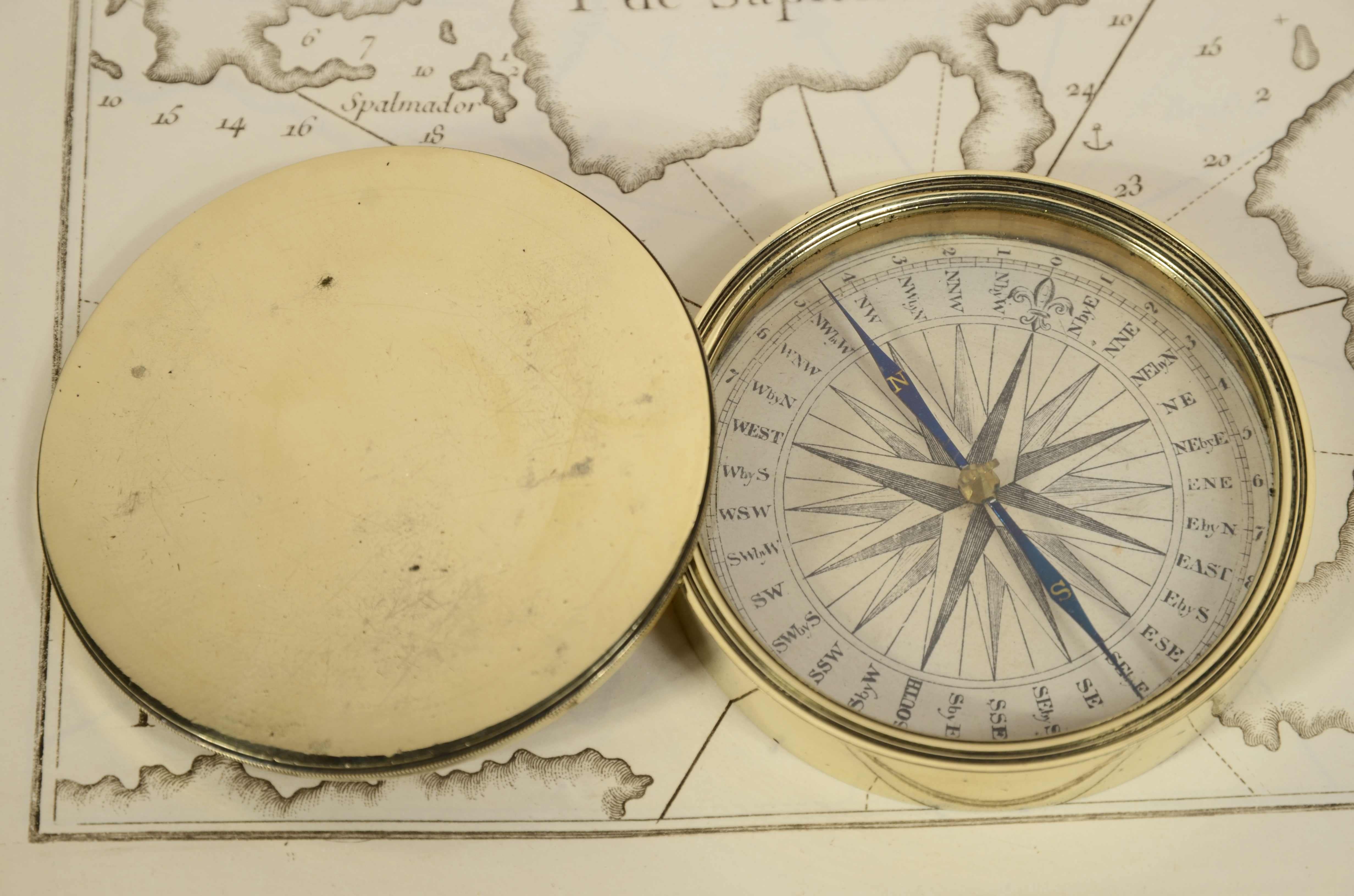 Traveler's pocket compass, Victorian-era turned brass In Good Condition For Sale In Milan, IT