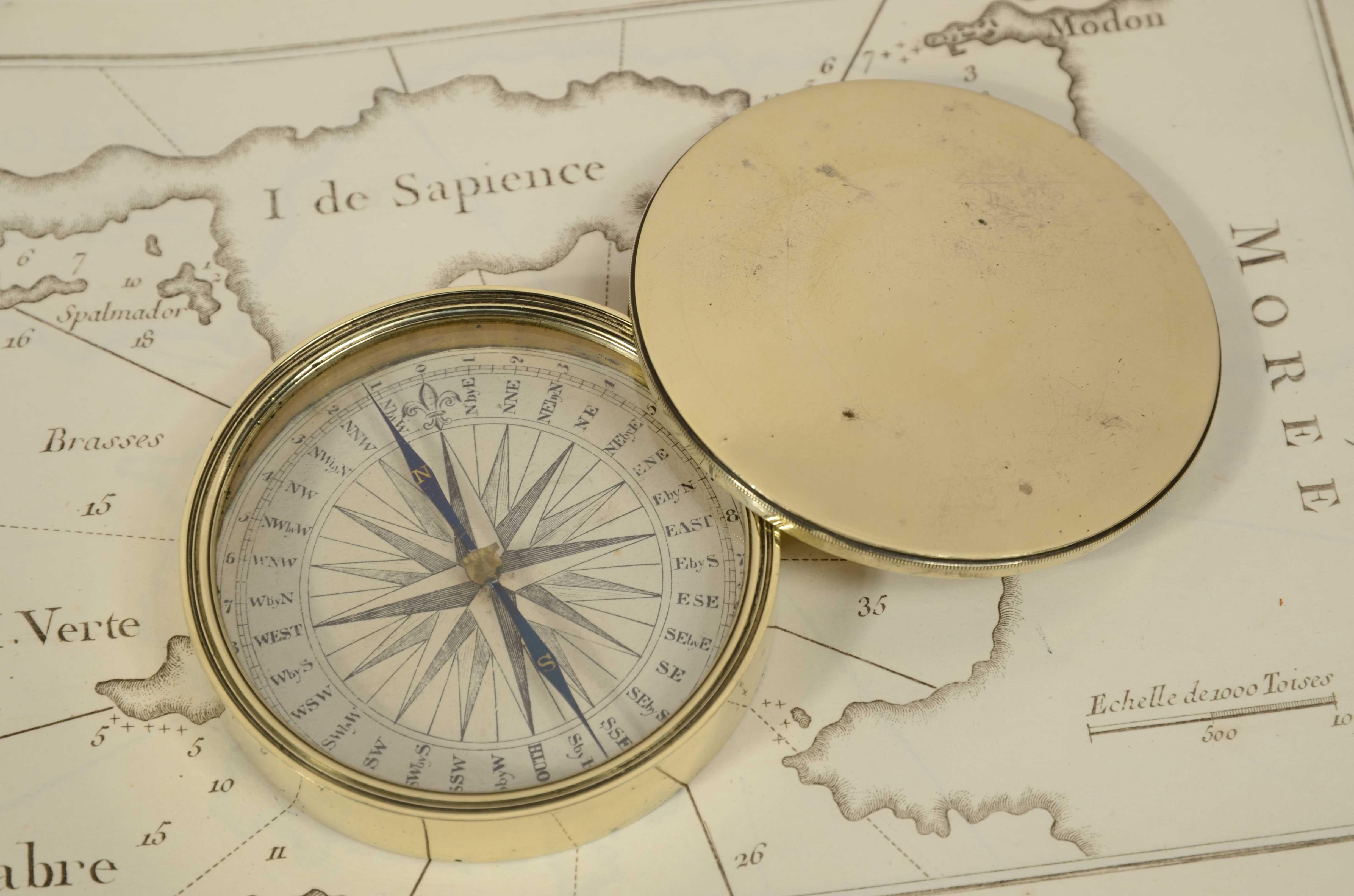 Traveler's pocket compass, Victorian-era turned brass For Sale 3