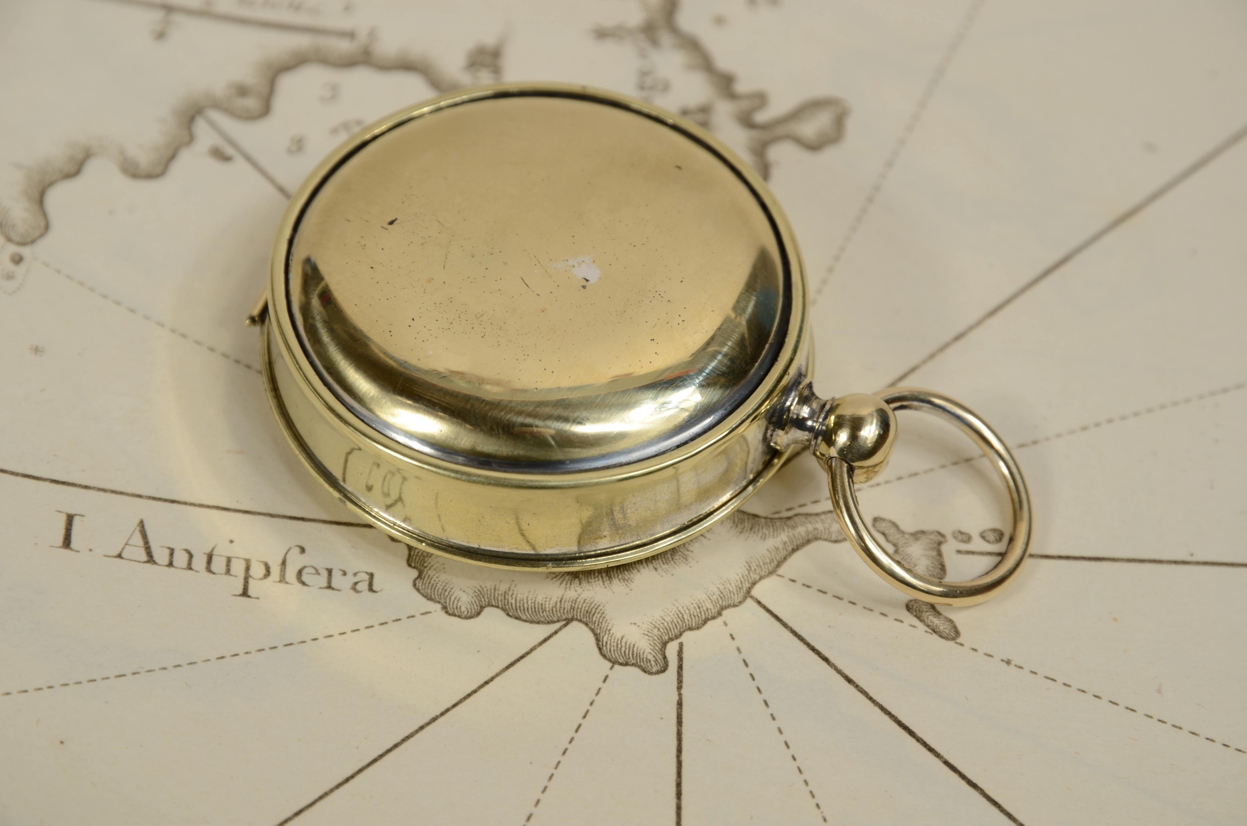 Bussola da tasca in ottone dalla forma di orologio a cipolla. Inghilterra 1920 5