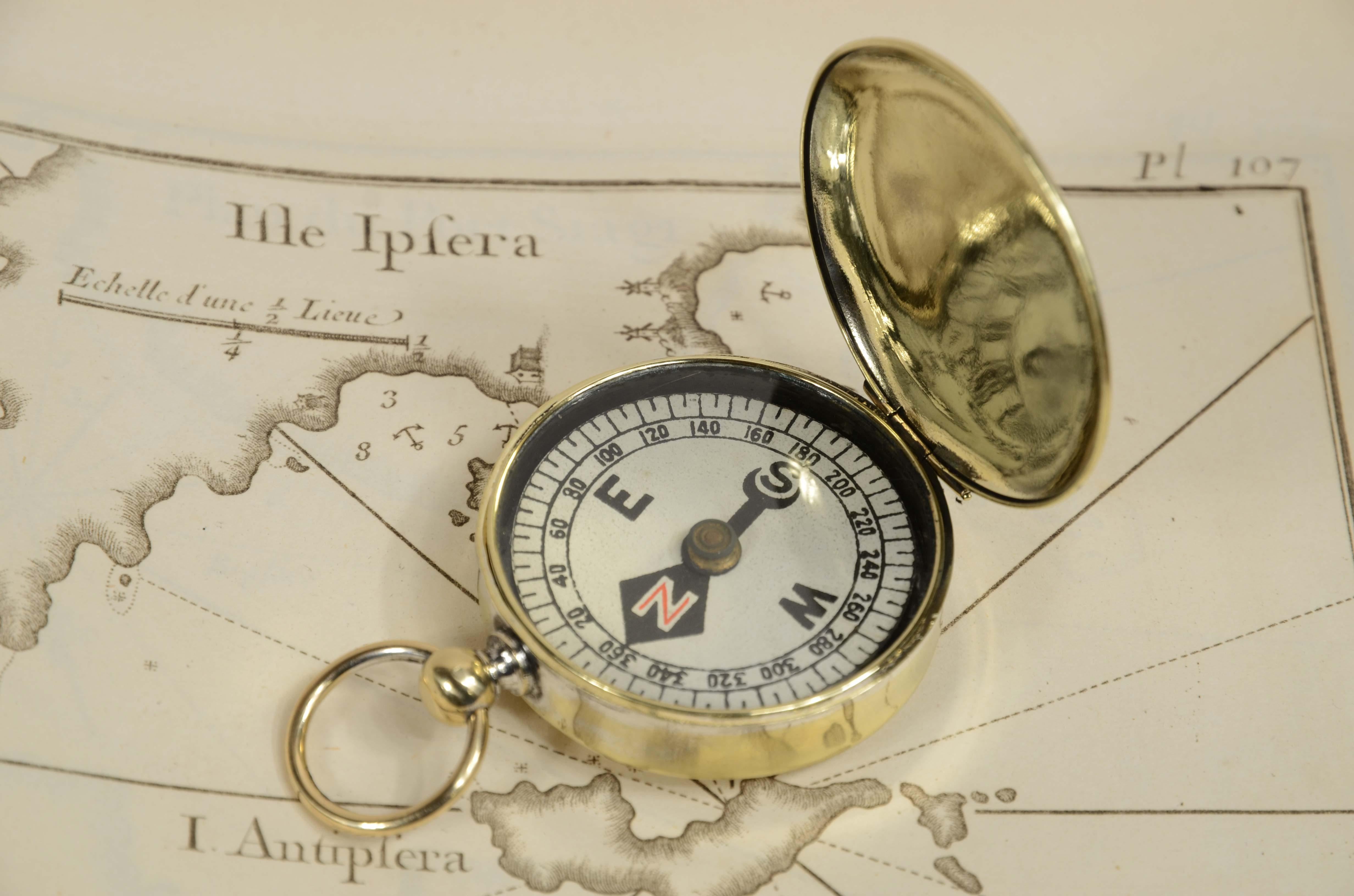 Bussola da tasca in ottone dalla forma di orologio a cipolla. Inghilterra 1920 In Good Condition In Milan, IT