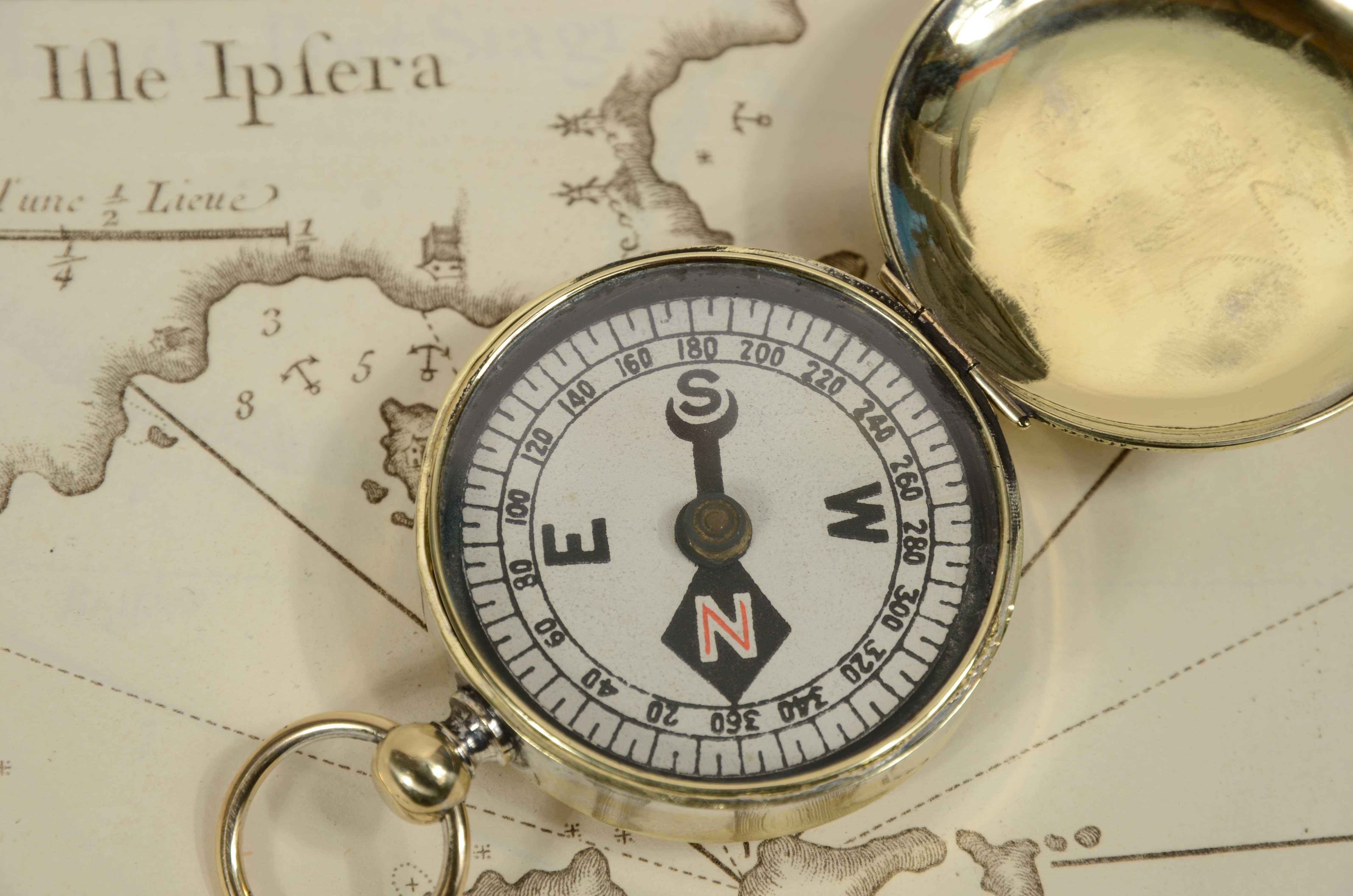 Early 20th Century Bussola da tasca in ottone dalla forma di orologio a cipolla. Inghilterra 1920