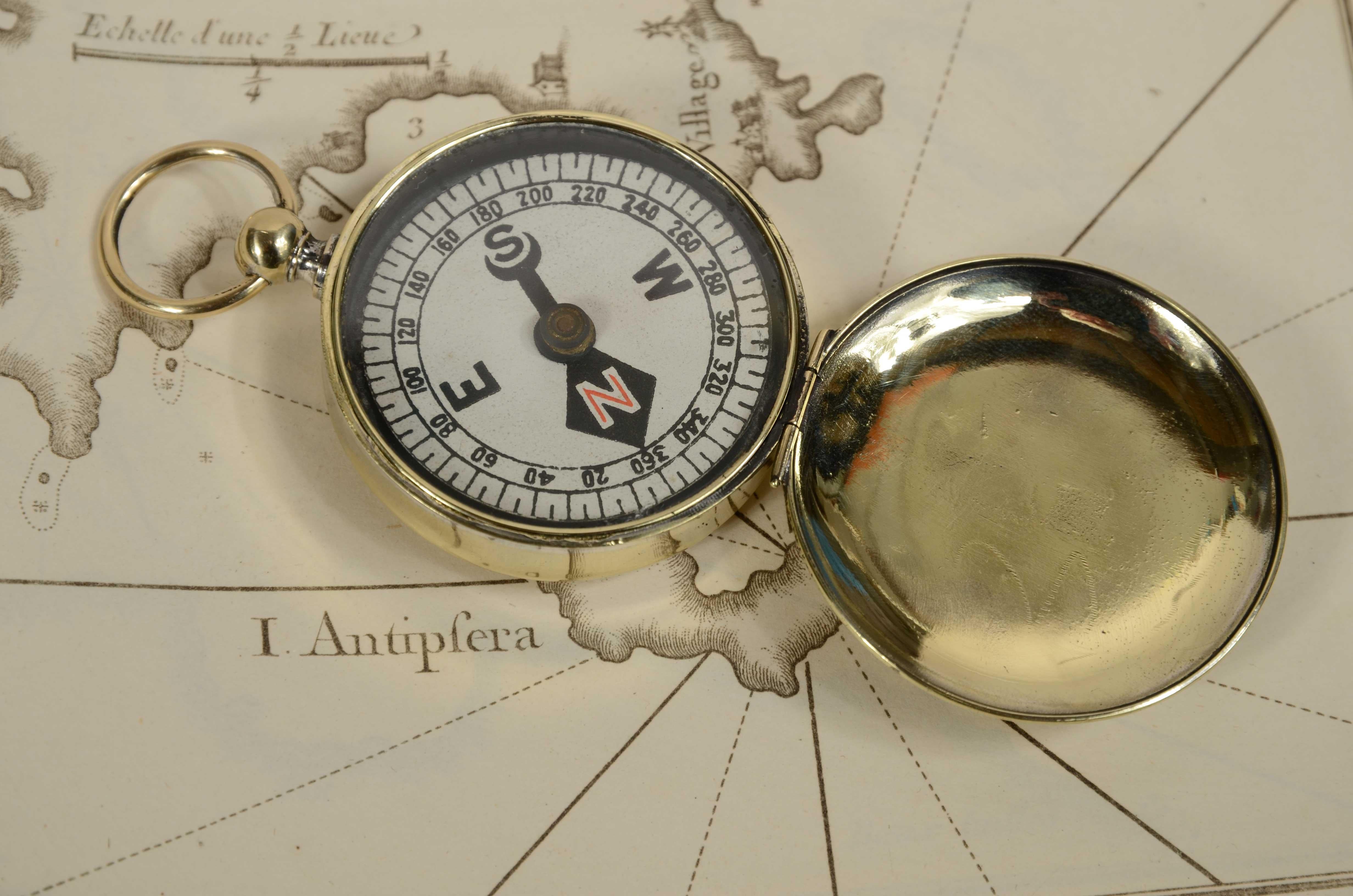Bussola da tasca in ottone dalla forma di orologio a cipolla. Inghilterra 1920 1