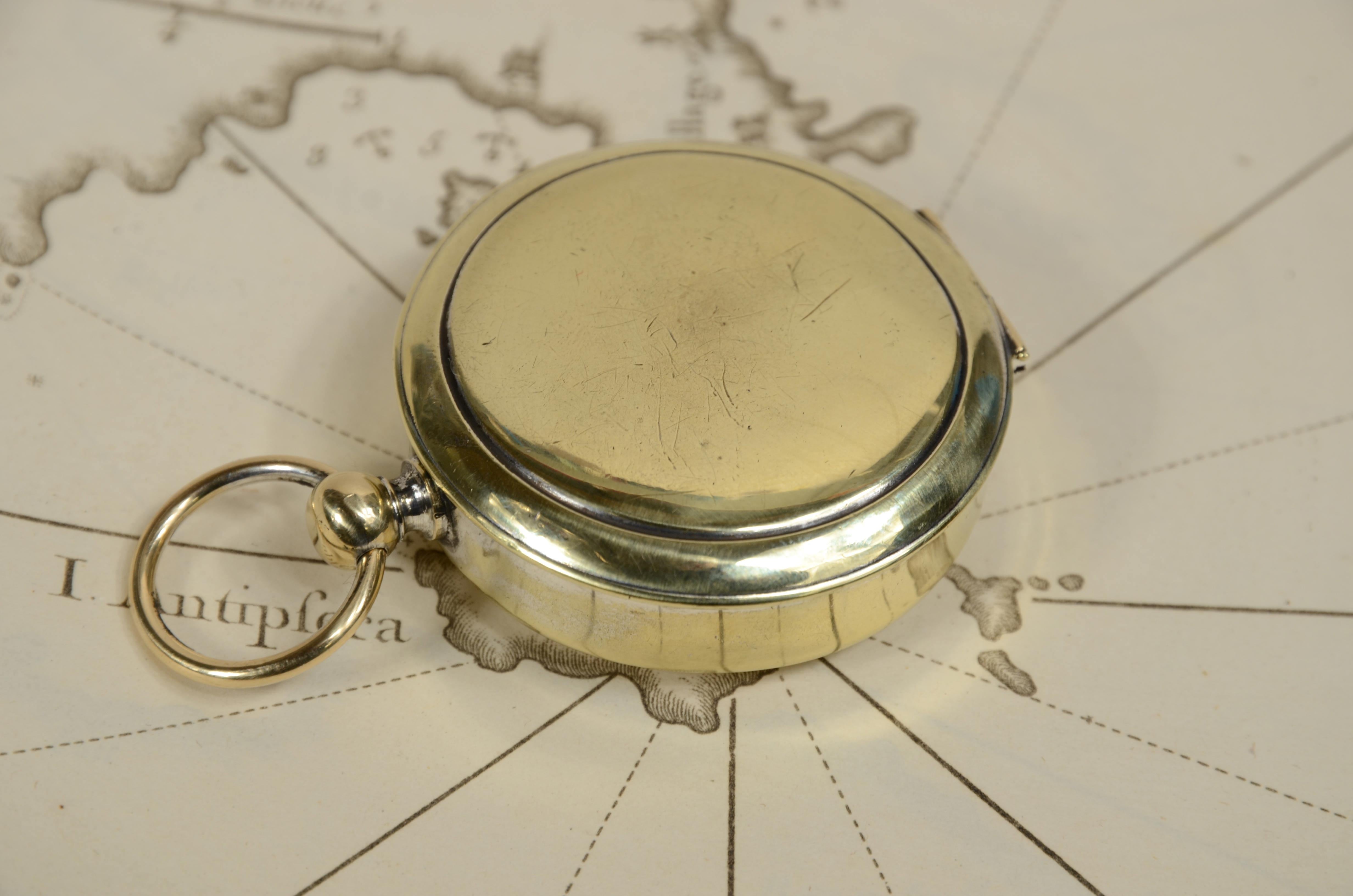 Bussola da tasca in ottone dalla forma di orologio a cipolla. Inghilterra 1920 3
