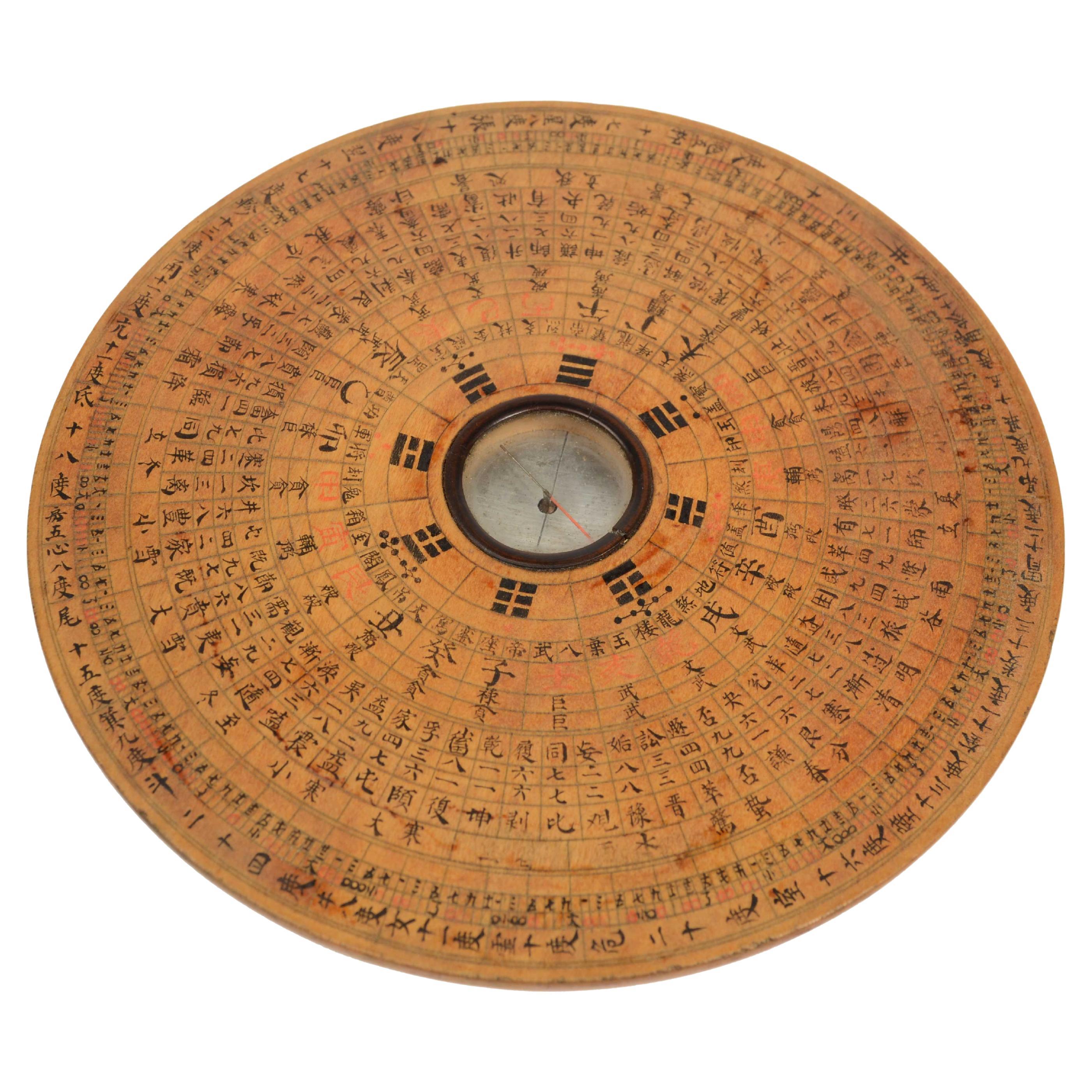 Boussole géomantique chinoise en bois avec aiguille magnétisée au centre pour le Feng Shui en vente