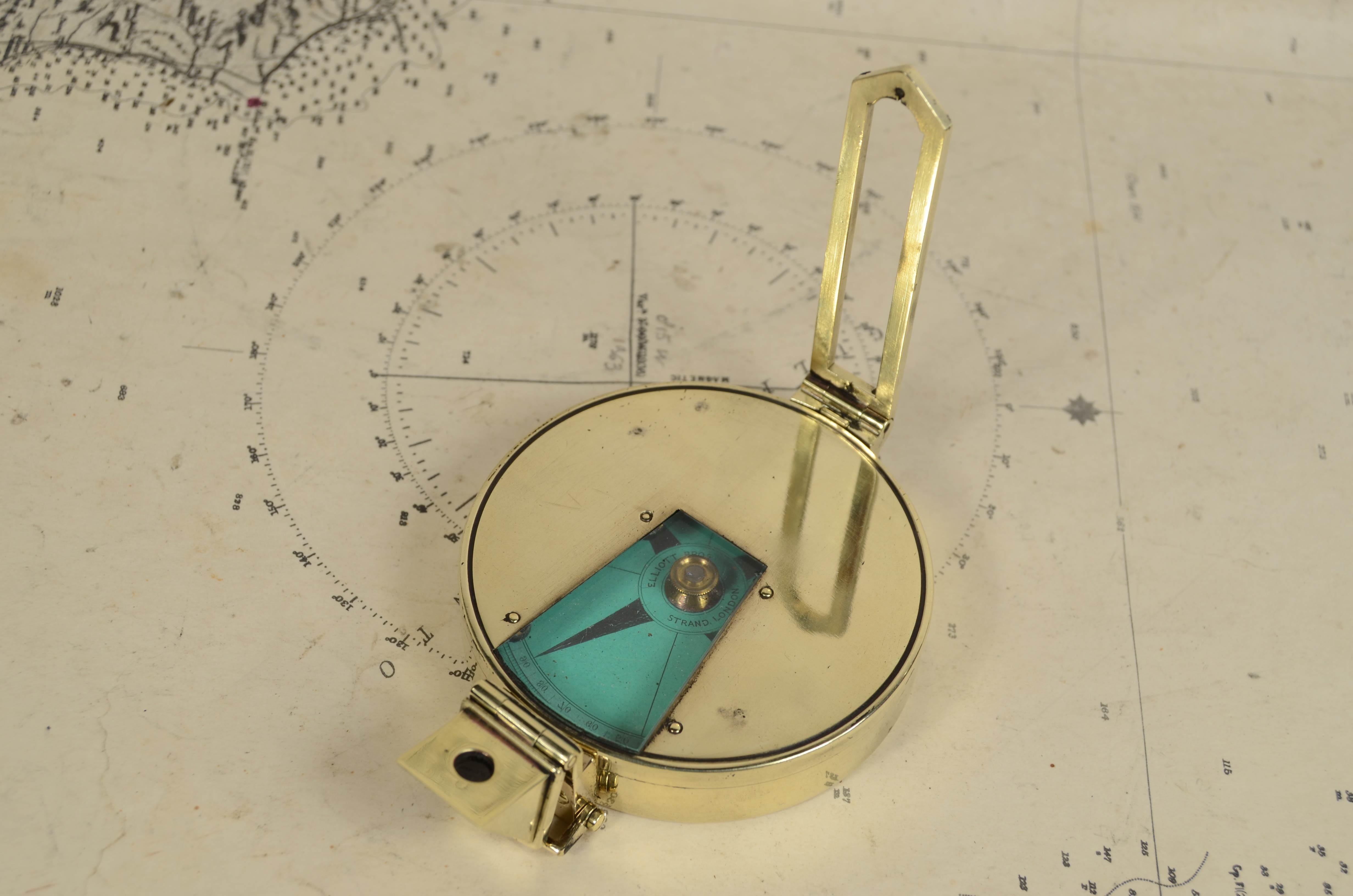 Rare boussole d'arpentage nautique magnétique en laiton de la fin du 19e siècle, signée Elliott Bros London et accompagnée d'un étui en cuir. Il s'agit d'un petit compas de 7 cm de diamètre, généralement utilisé pour la navigation de plaisance,