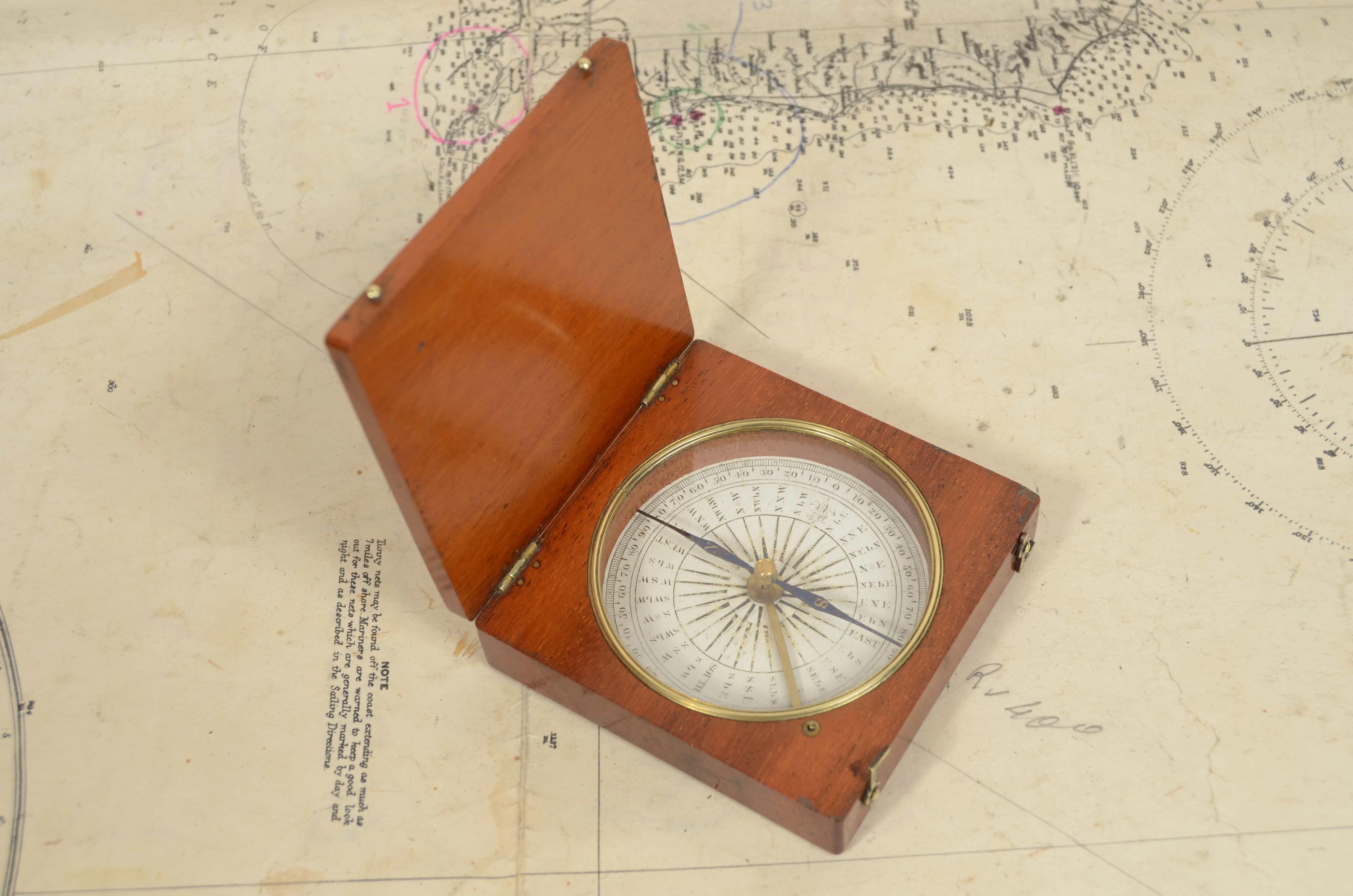 Magnetische Busse für Topographen und Reisende, aus rotem und rostfreiem Legno; Struktur, die aus einem freien, auf einem horizontalen Flügel drehbaren Sattel besteht, der mit der Spitze des Sattels die Richtung des magnetischen Nordens abtastet,