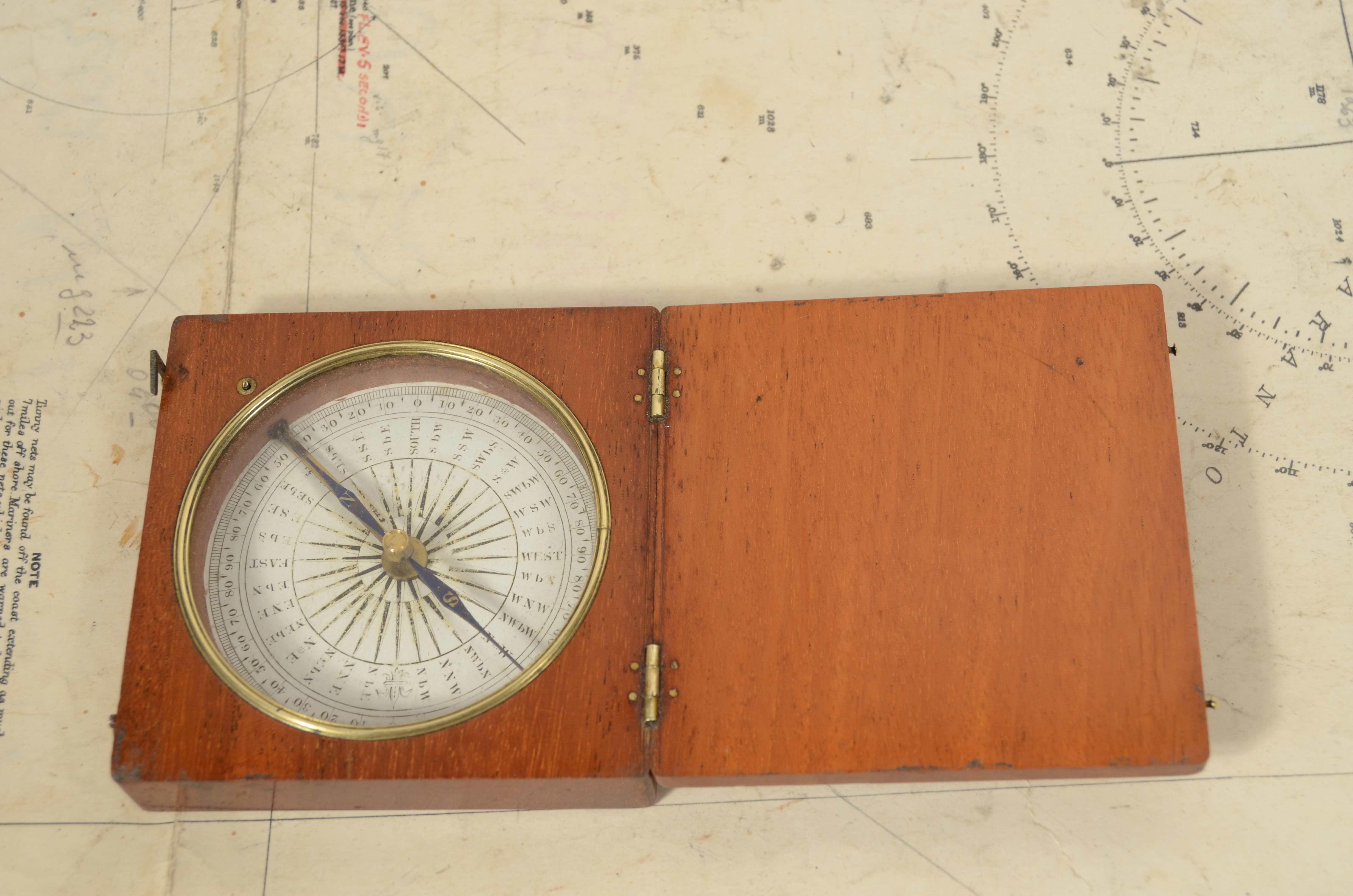 19th Century Bussola magnetica da topografo da viaggio in legno di rovere e ottone metà '800 For Sale