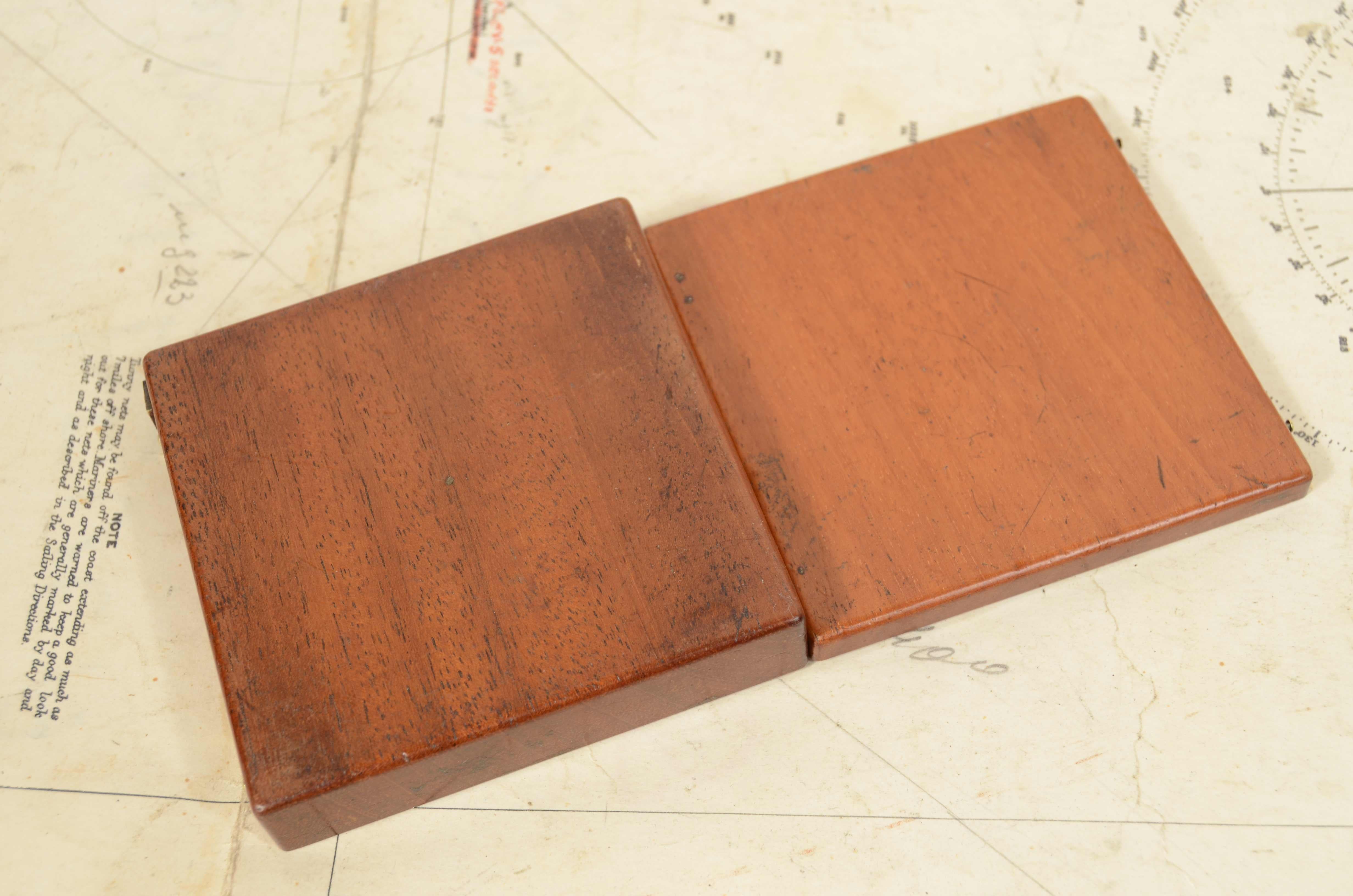 Magnetische Reisebusse aus rotem Holz und Holzplatten aus dem Jahr '800 im Angebot 2