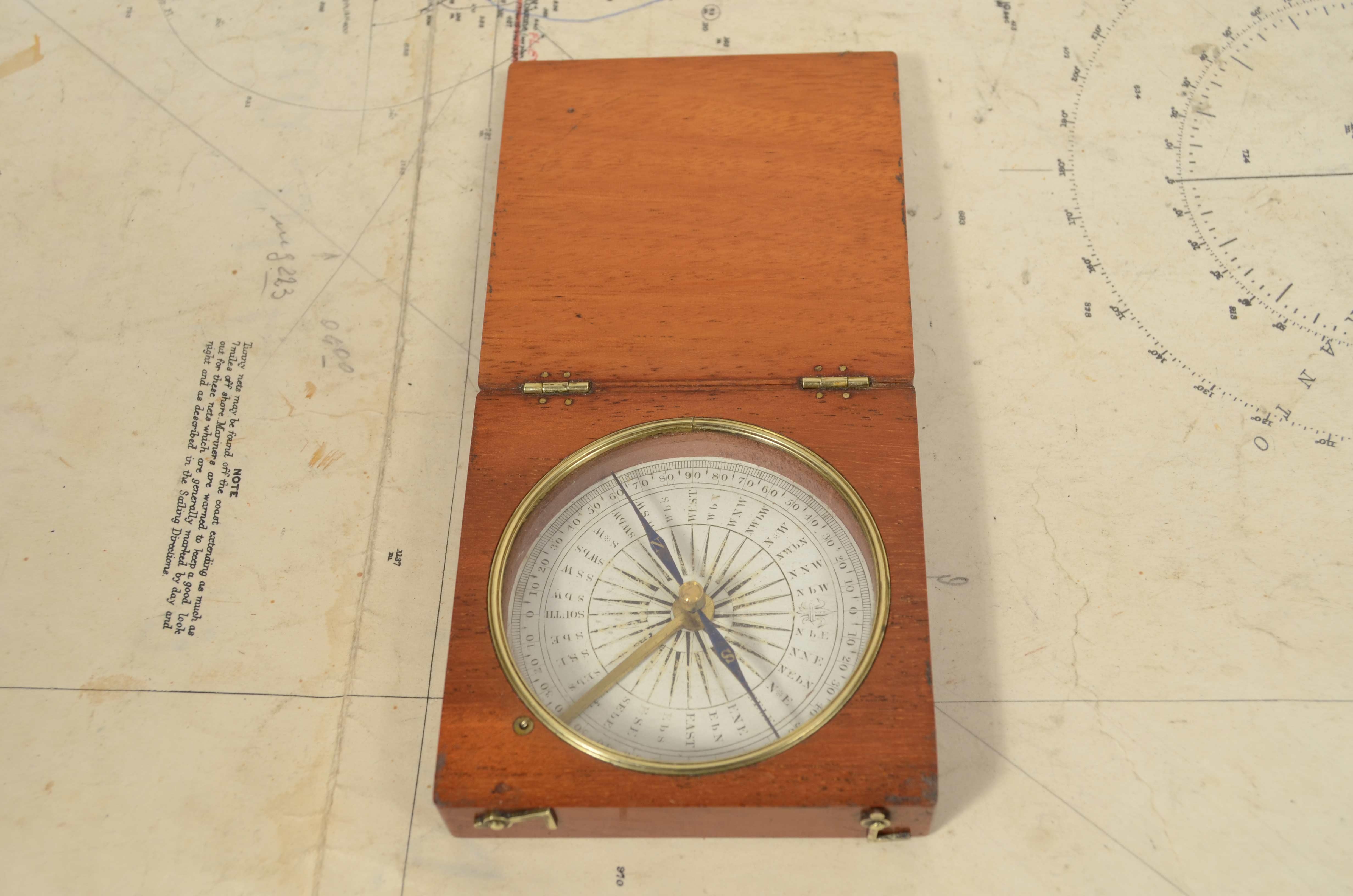 Bussola magnetica da topografo da viaggio in legno di rovere e ottone metà '800 For Sale 2