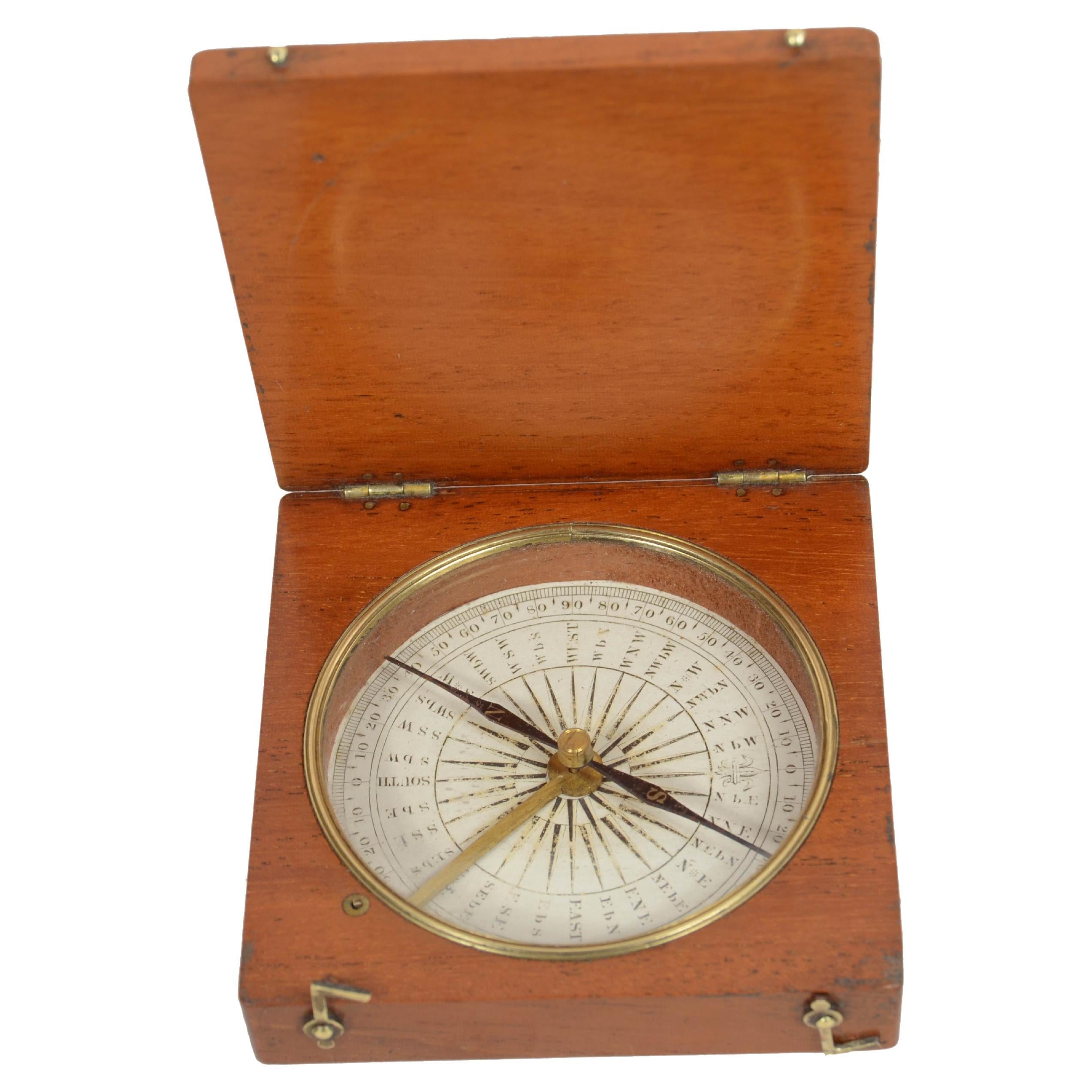 Bussola magnetica da topografo da viaggio in legno di rovere e ottone metà '800 For Sale