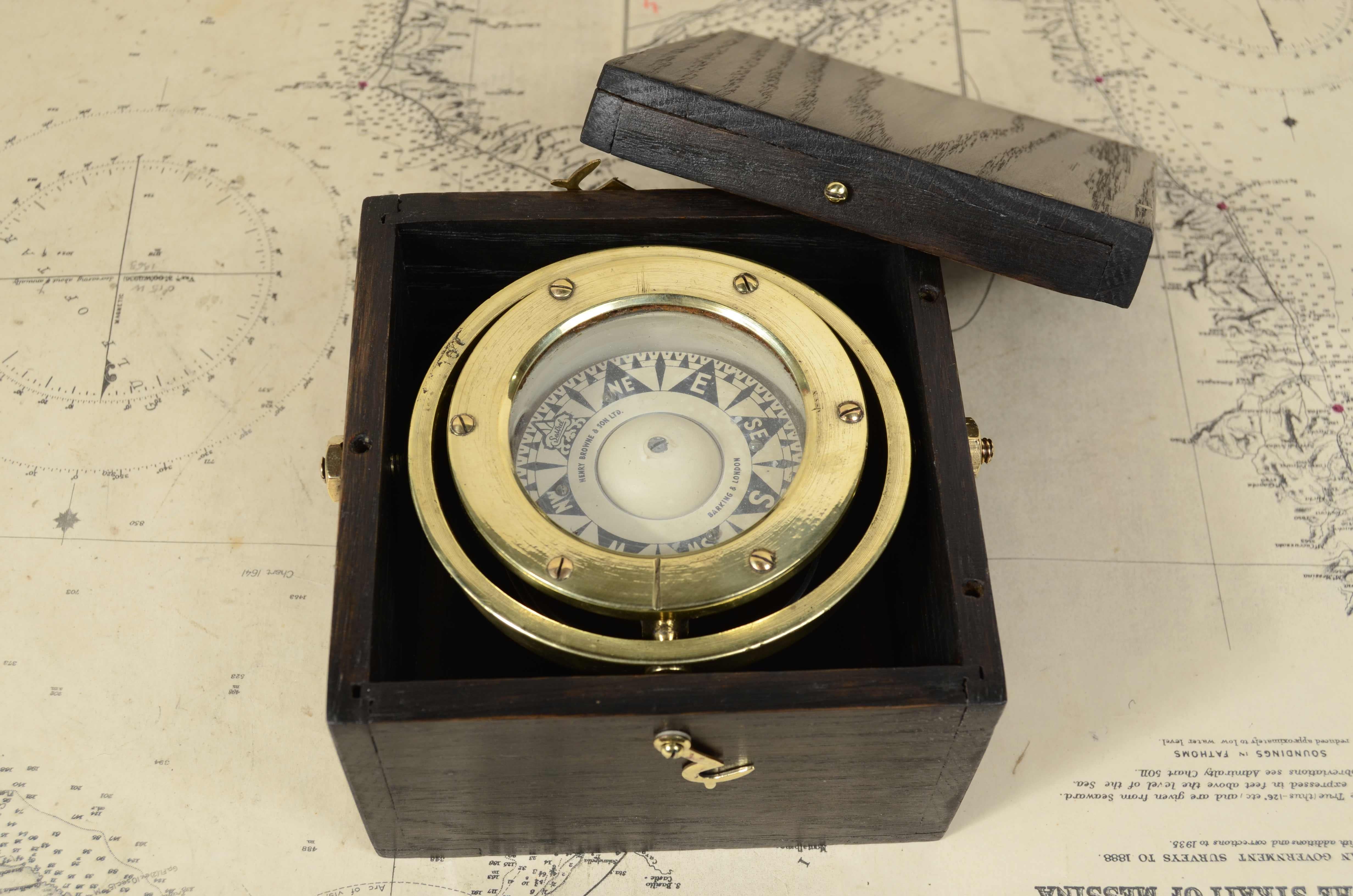 Nautical magnetic compass, signed Henry Browne & Son Ltd Barking & London  Sestrel Mark from the second half of the 19th century. 
Bon état. Housed in its original wooden box and mounted on universal joint.
Box size 13.5x13.5x10 cm - inches