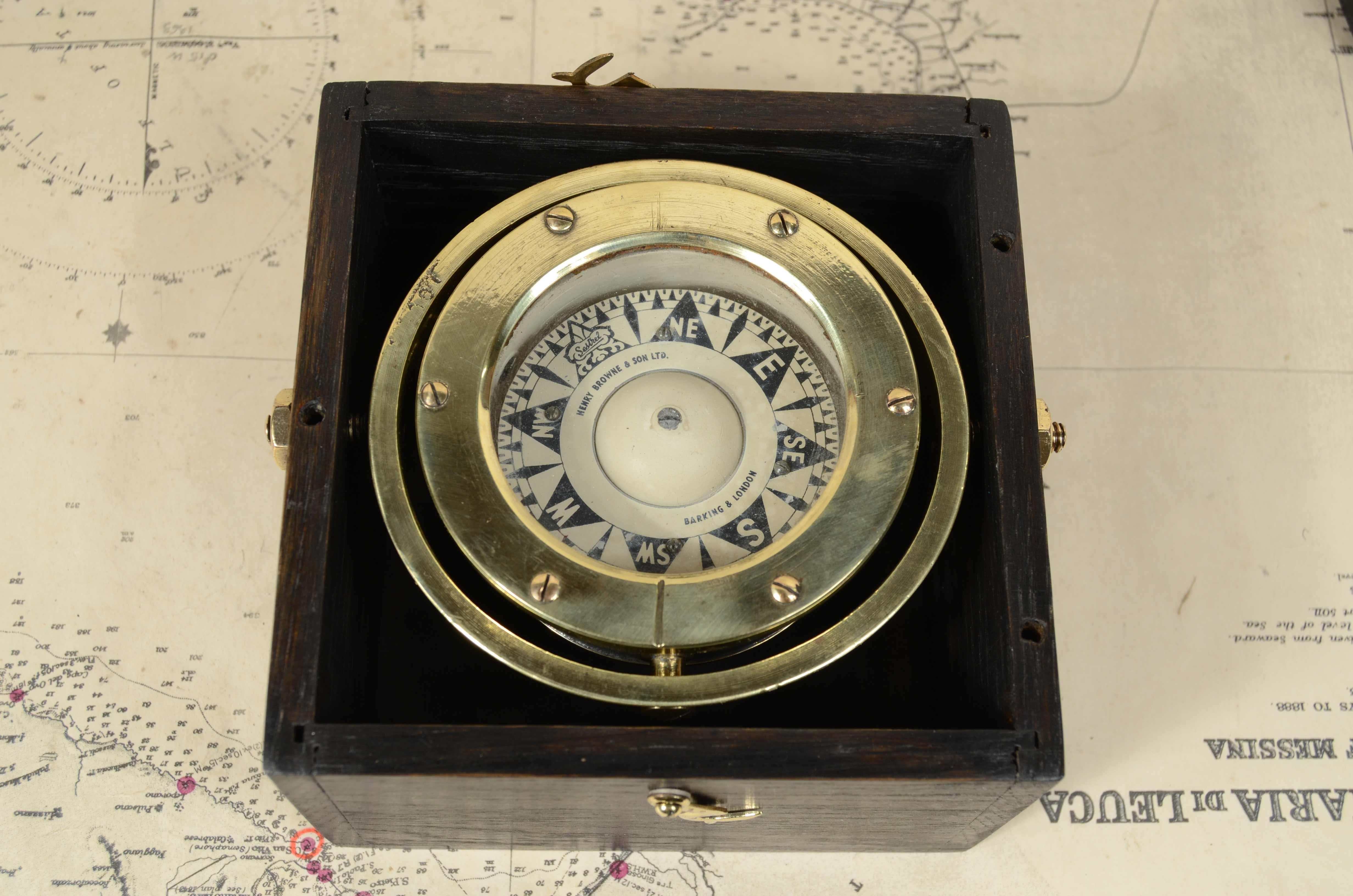 Nautical magnetic compass, signed Henry Browne & Son Ltd Barking & London 1880 In Good Condition For Sale In Milan, IT