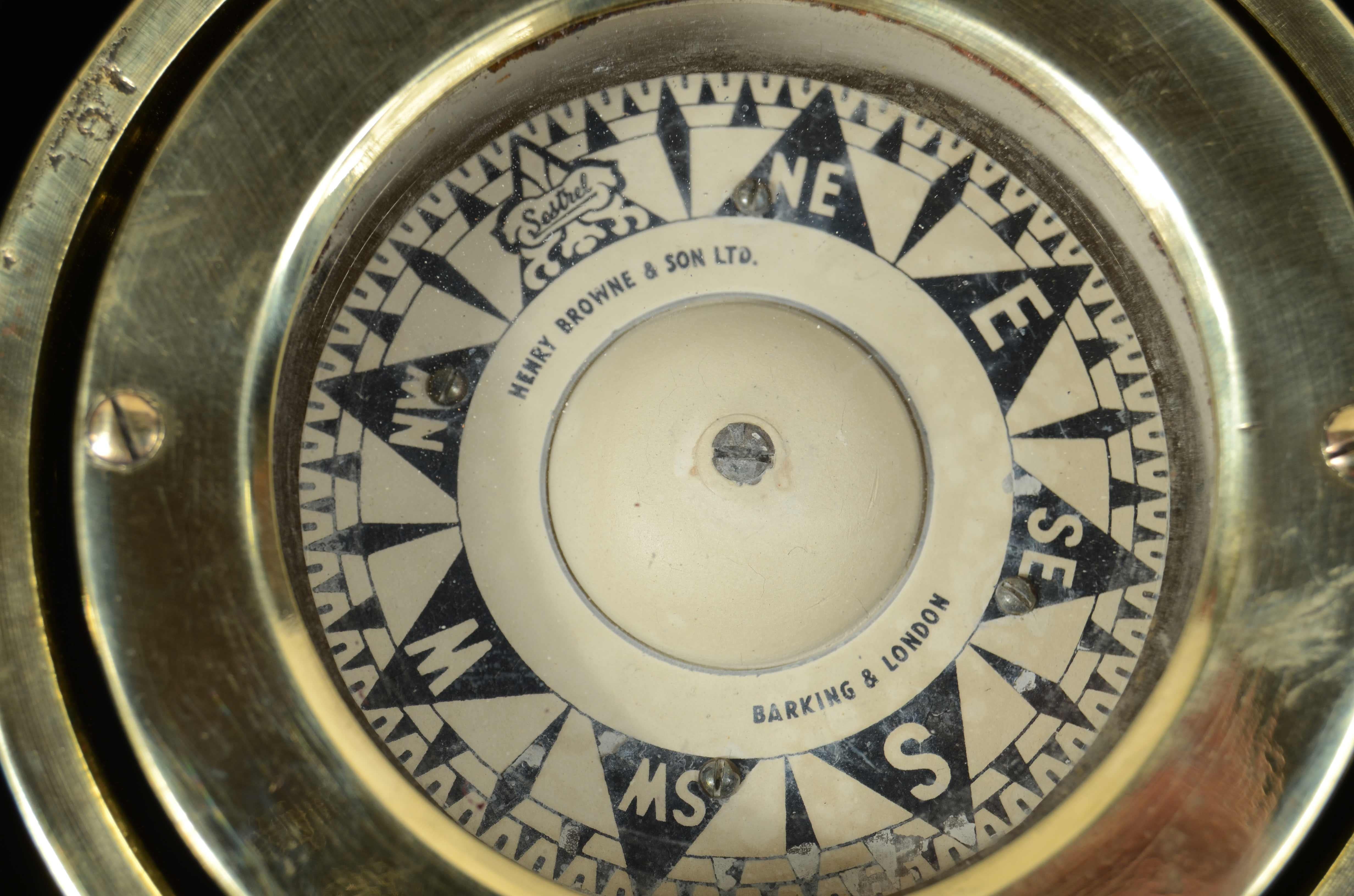 Brass Nautical magnetic compass, signed Henry Browne & Son Ltd Barking & London 1880 For Sale