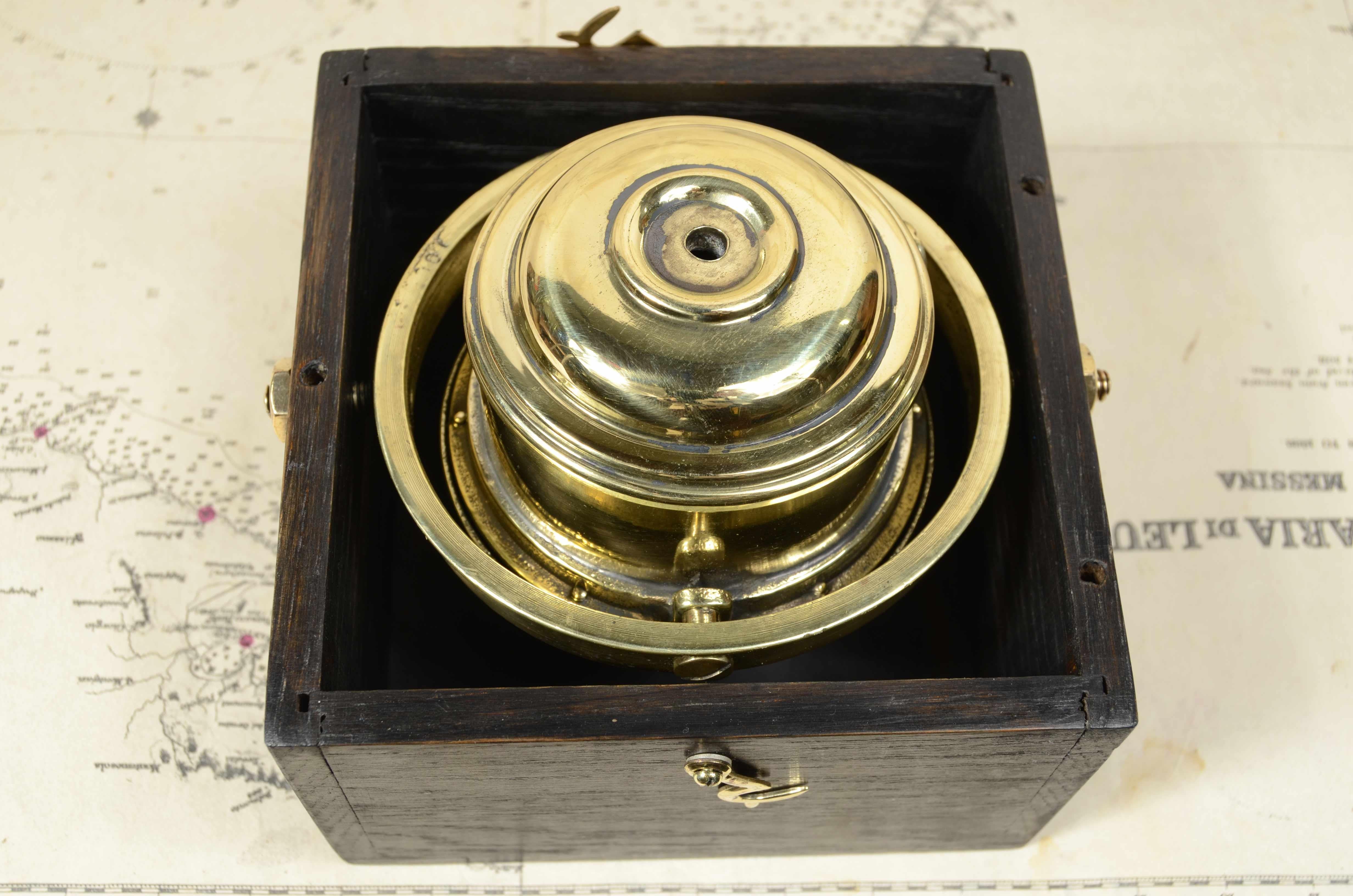 Nautical magnetic compass, signed Henry Browne & Son Ltd Barking & London 1880 For Sale 4