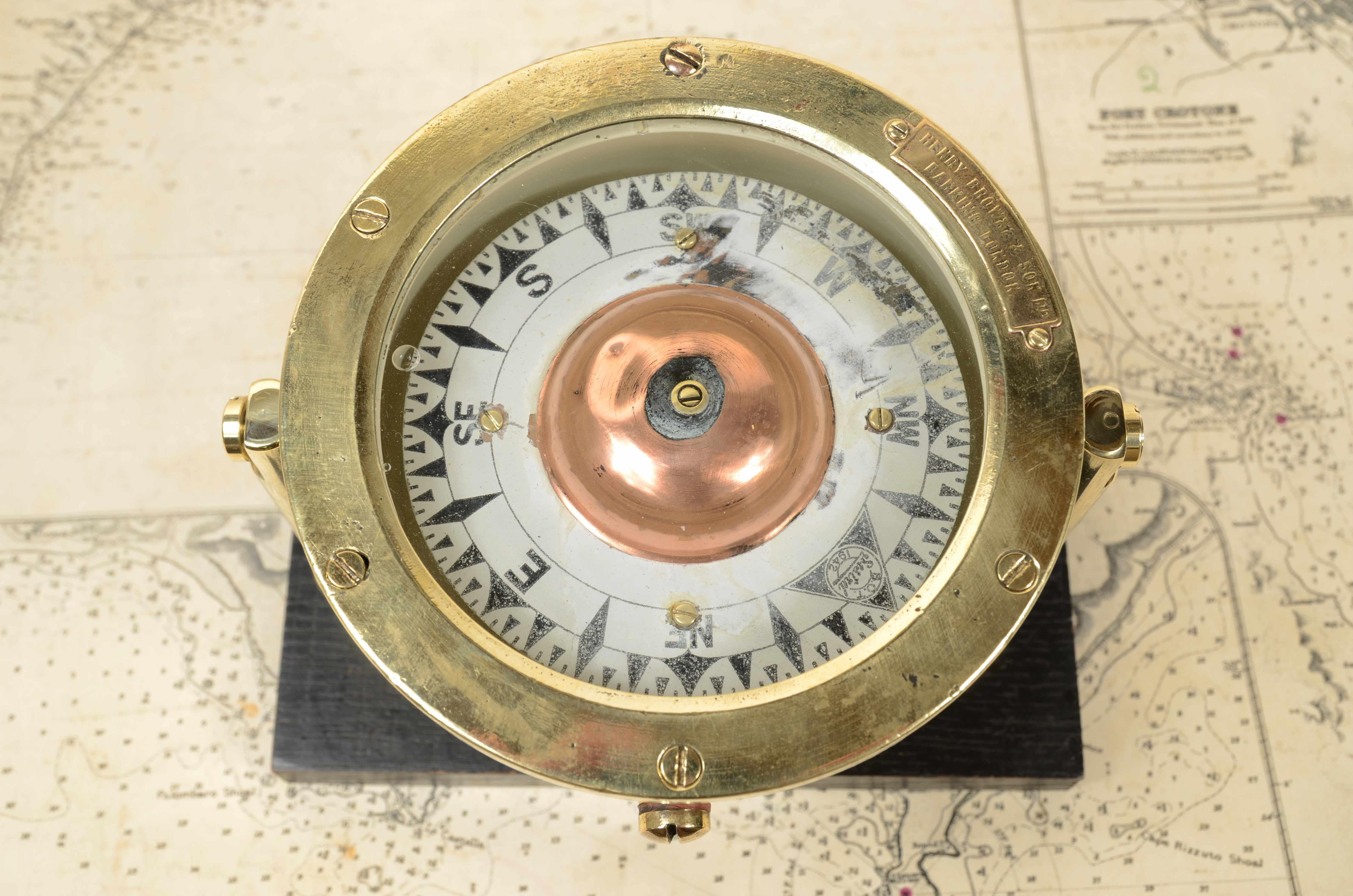 Nautical magnetic compass, signed by Henry Browne & Son Ltd   Sestrel  1942. For Sale 2
