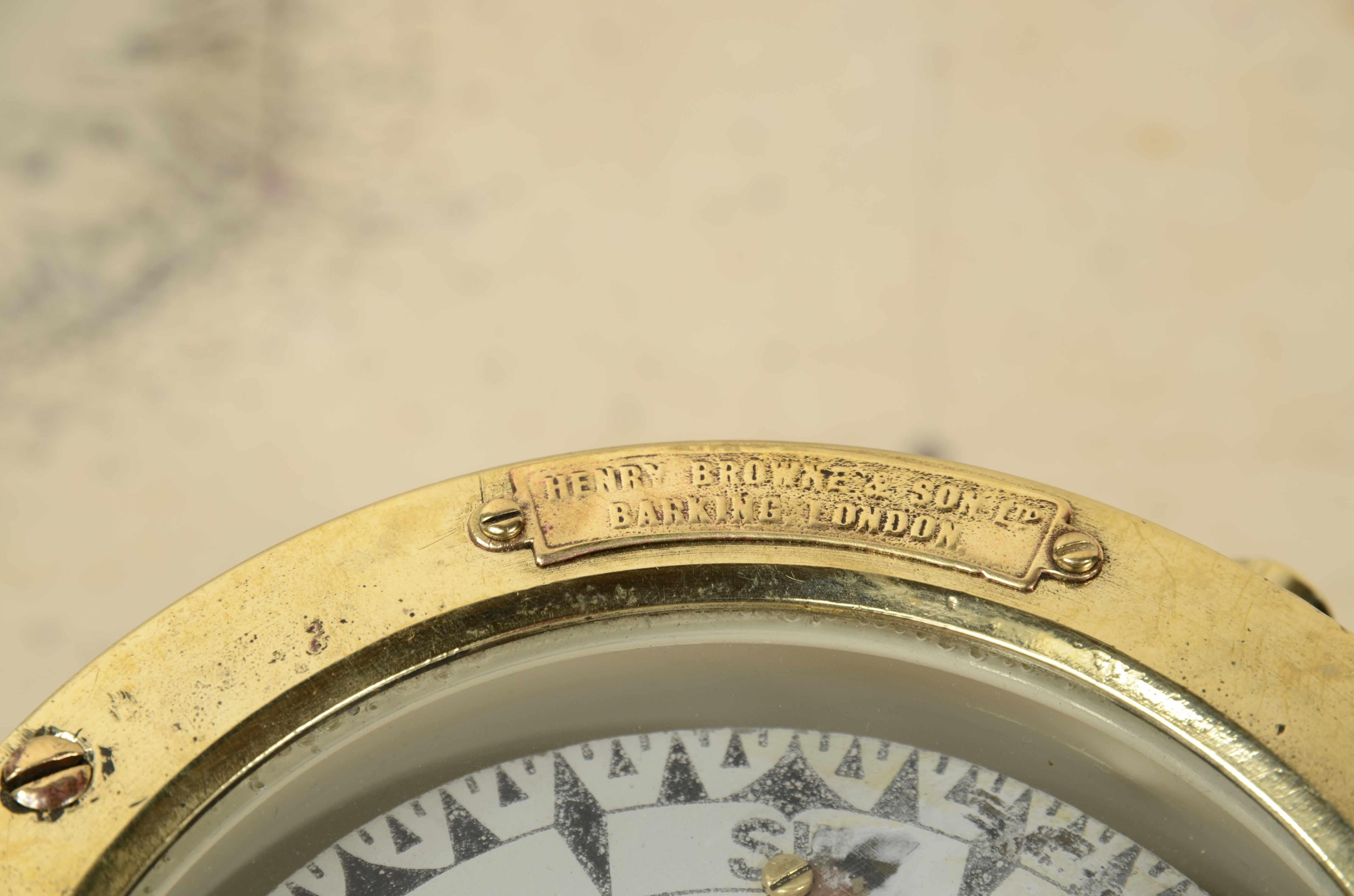Nautical magnetic compass, signed by Henry Browne & Son Ltd   Sestrel  1942. In Good Condition For Sale In Milan, IT