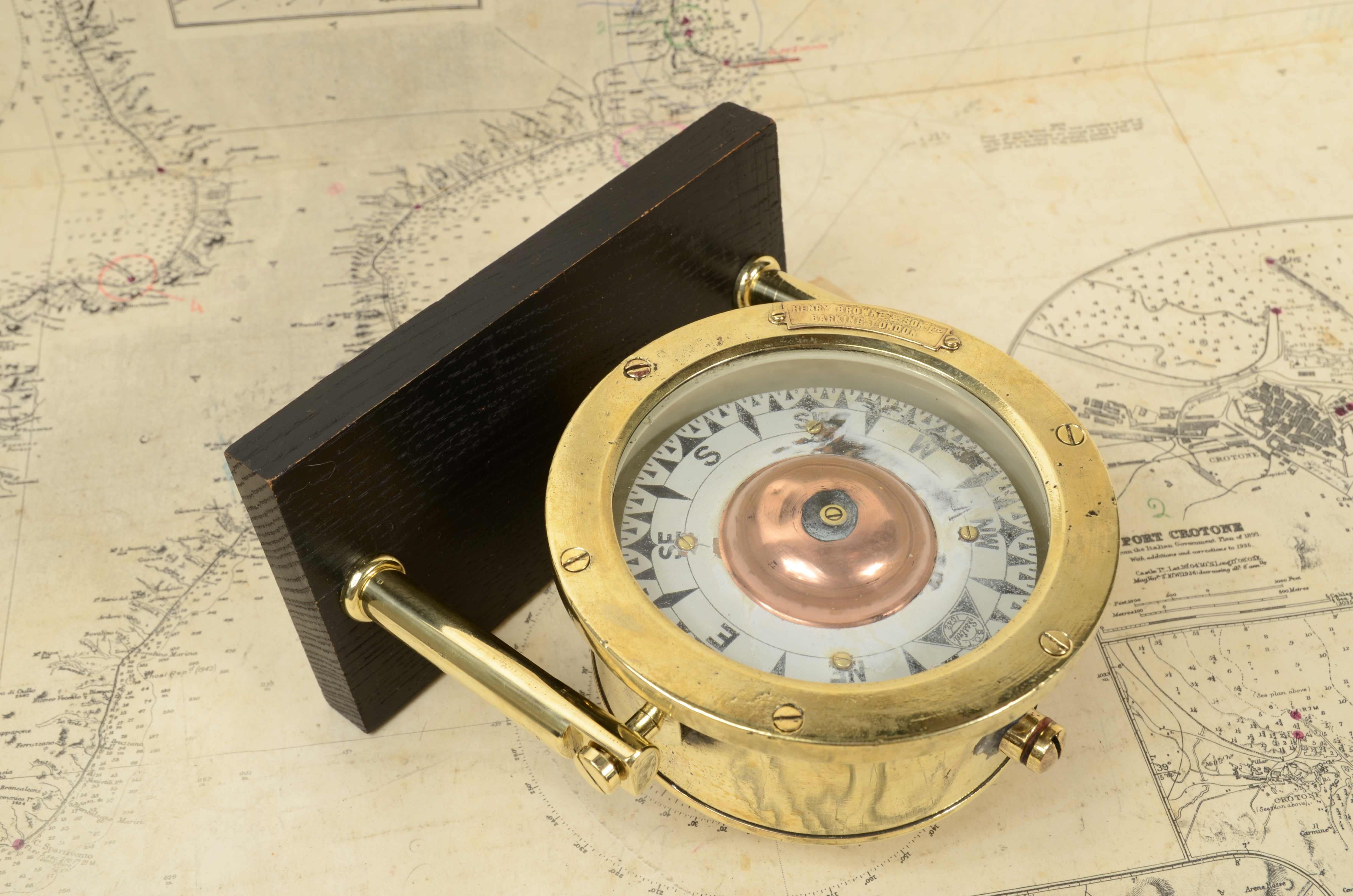 Brass Nautical magnetic compass, signed by Henry Browne & Son Ltd   Sestrel  1942. For Sale