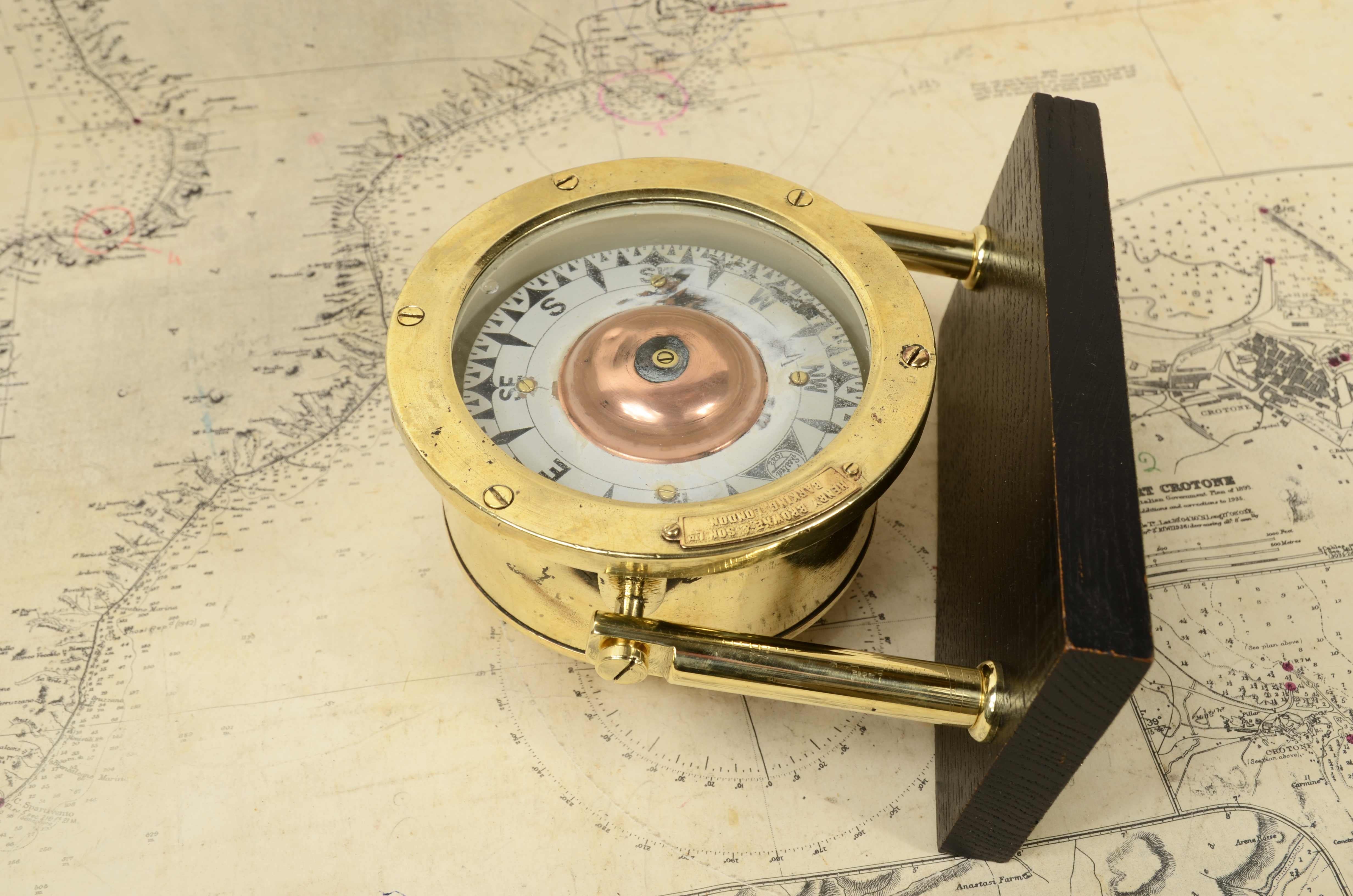 Nautical magnetic compass, signed by Henry Browne & Son Ltd   Sestrel  1942. For Sale 1