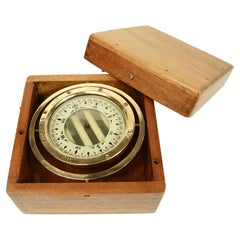 Compas magnétique nautique en laiton et verre signé Star Pathfinder 1930s
